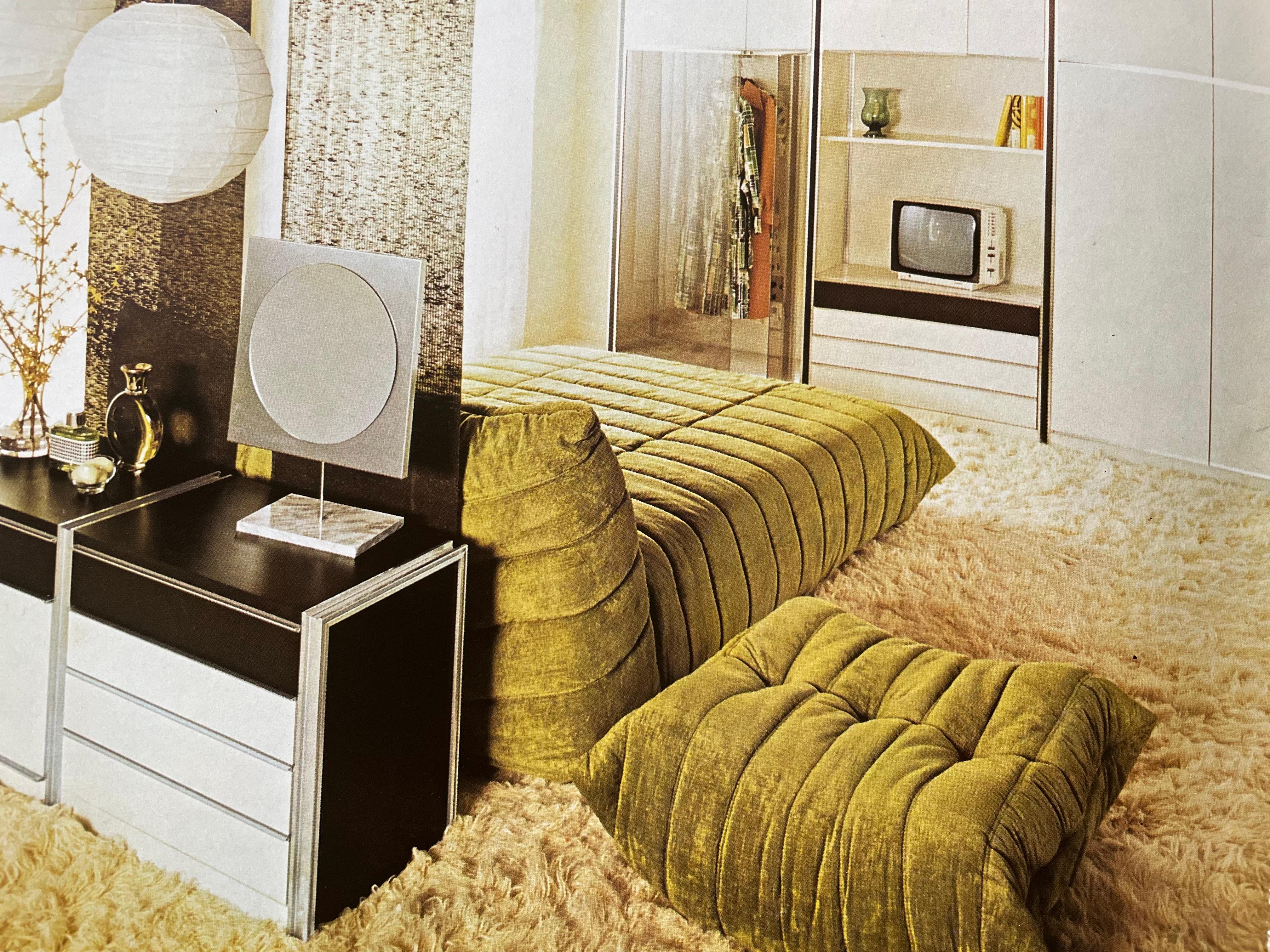Original cama Togo de terciopelo verde de Michel Ducaroy para Ligne Roset, Francia, años 70 11