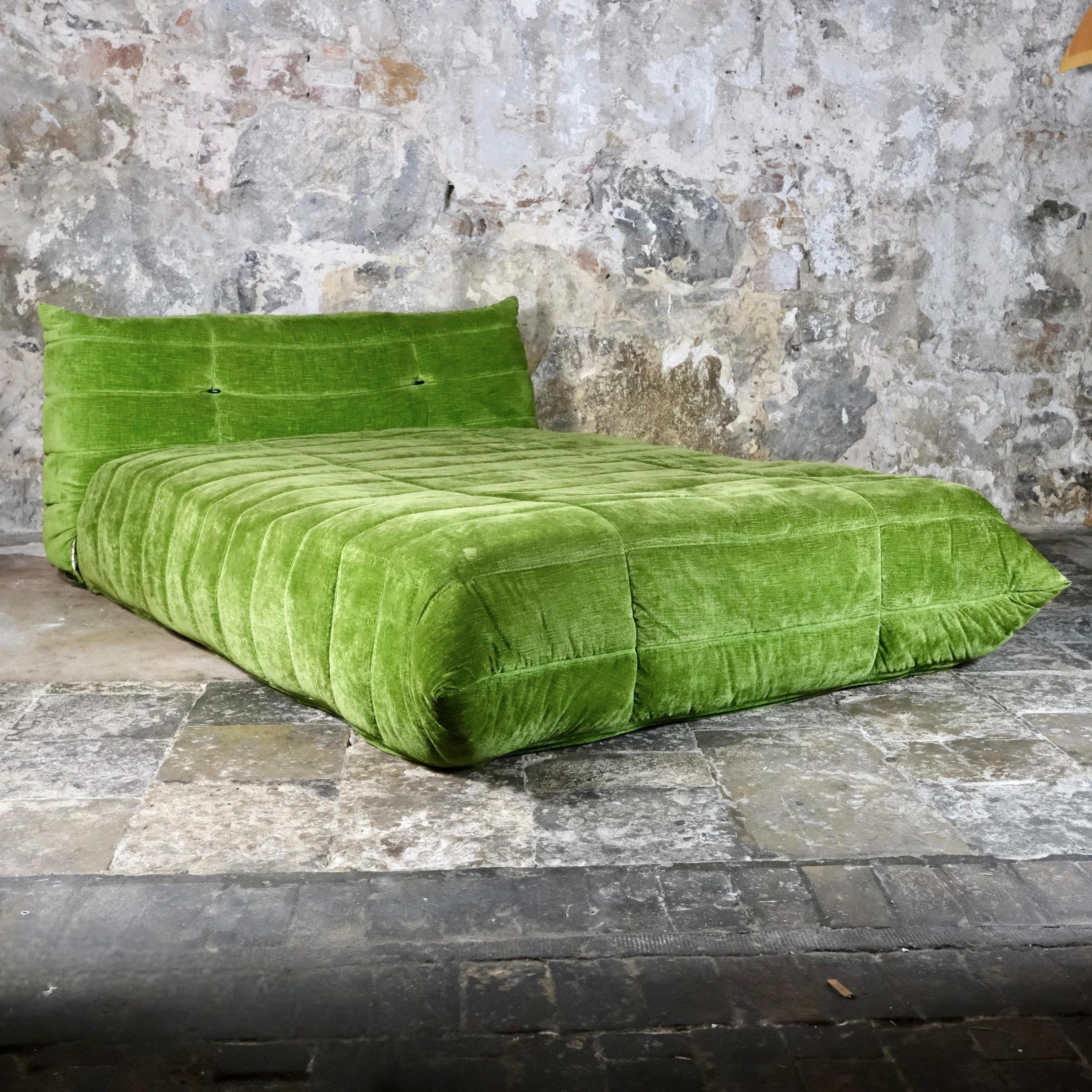 Impresionante cama Togo diseñada por Michel Ducaroy para Ligne Roset, en un precioso tejido de terciopelo verde manzana, fabricada en Francia en la década de 1970.
Es muy difícil de encontrar porque ya no se fabrica, al contrario que todos los demás