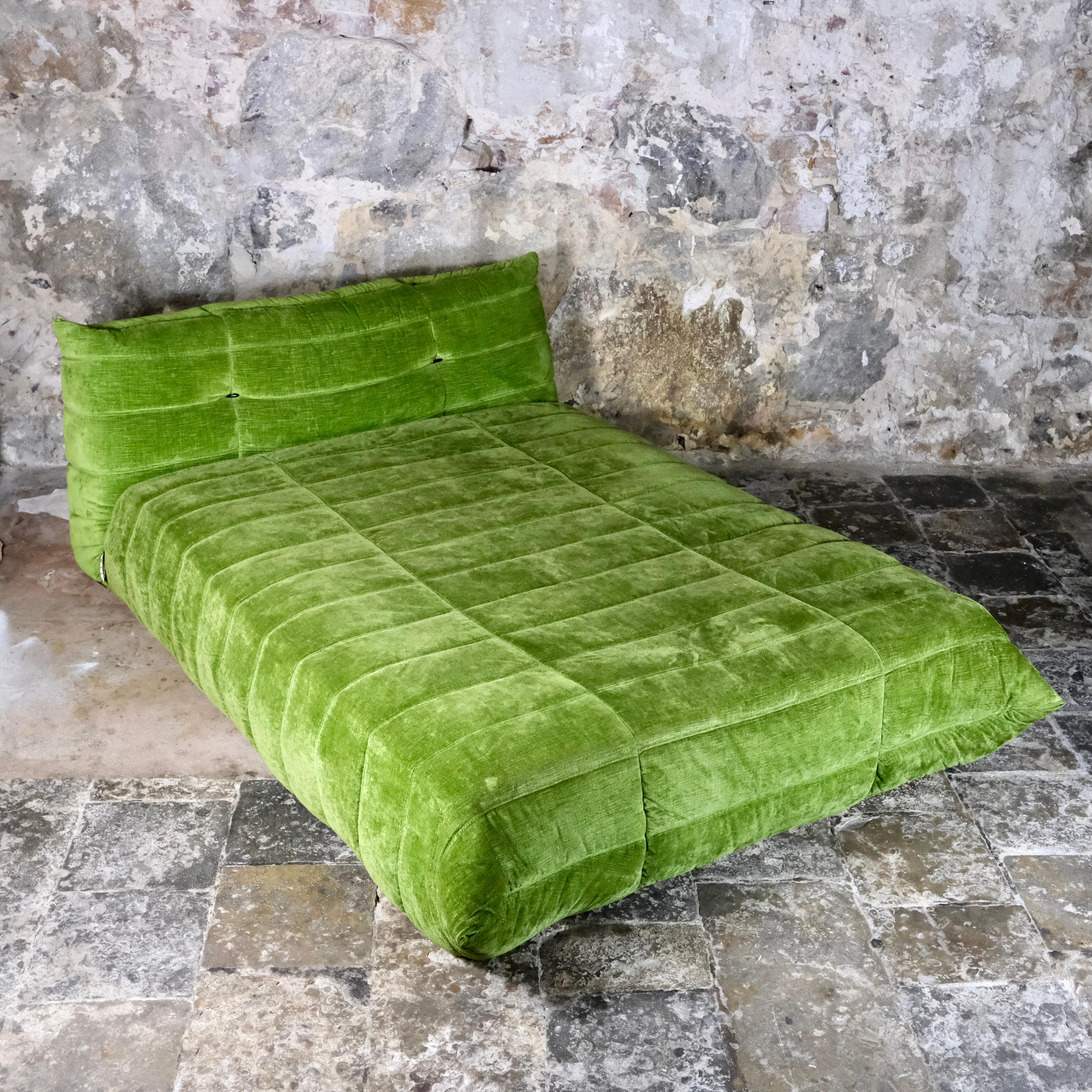 Original cama Togo de terciopelo verde de Michel Ducaroy para Ligne Roset, Francia, años 70 Moderno