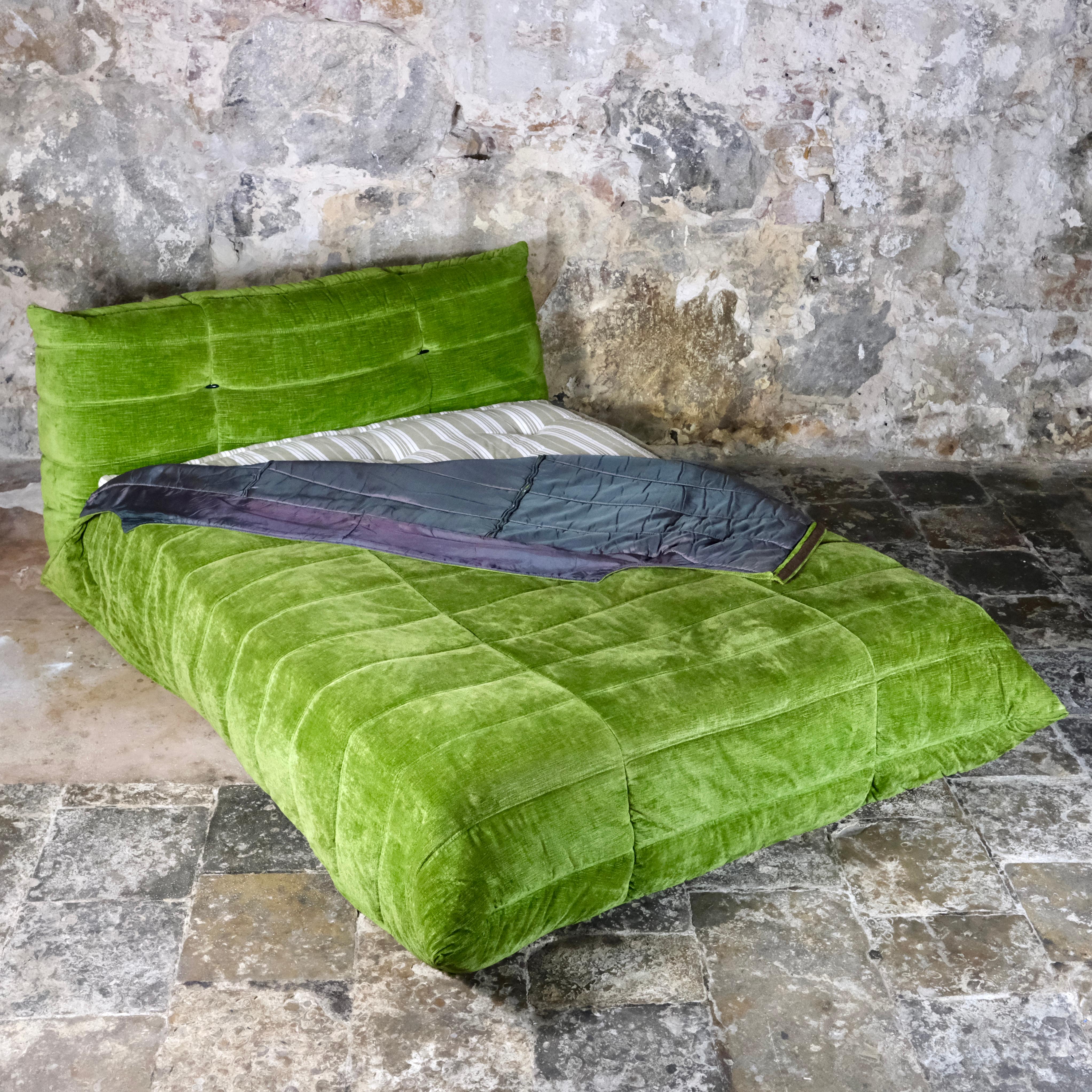 Original cama Togo de terciopelo verde de Michel Ducaroy para Ligne Roset, Francia, años 70 Francés