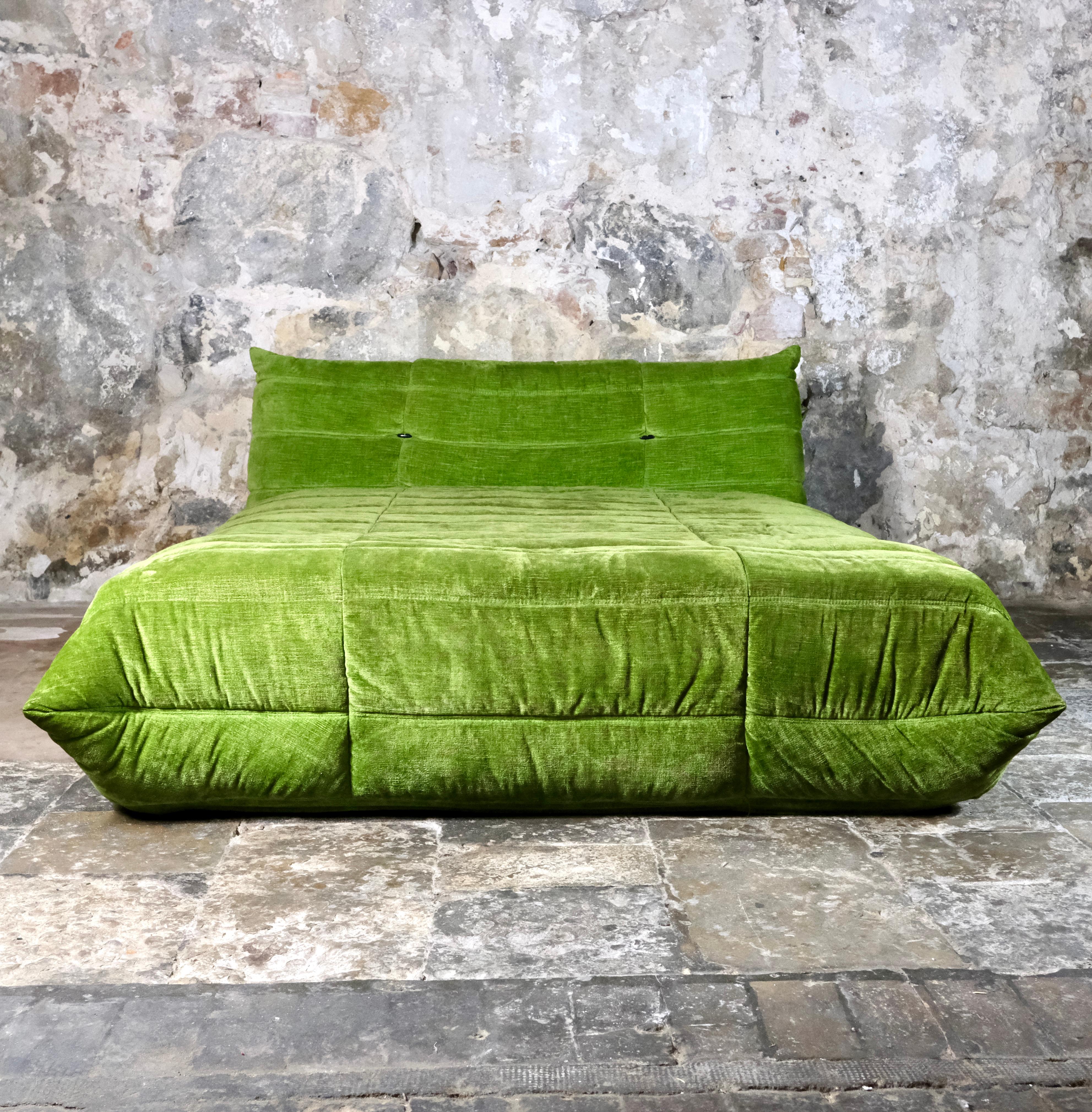 Original cama Togo de terciopelo verde de Michel Ducaroy para Ligne Roset, Francia, años 70 en Bueno Estado en Lyon, FR