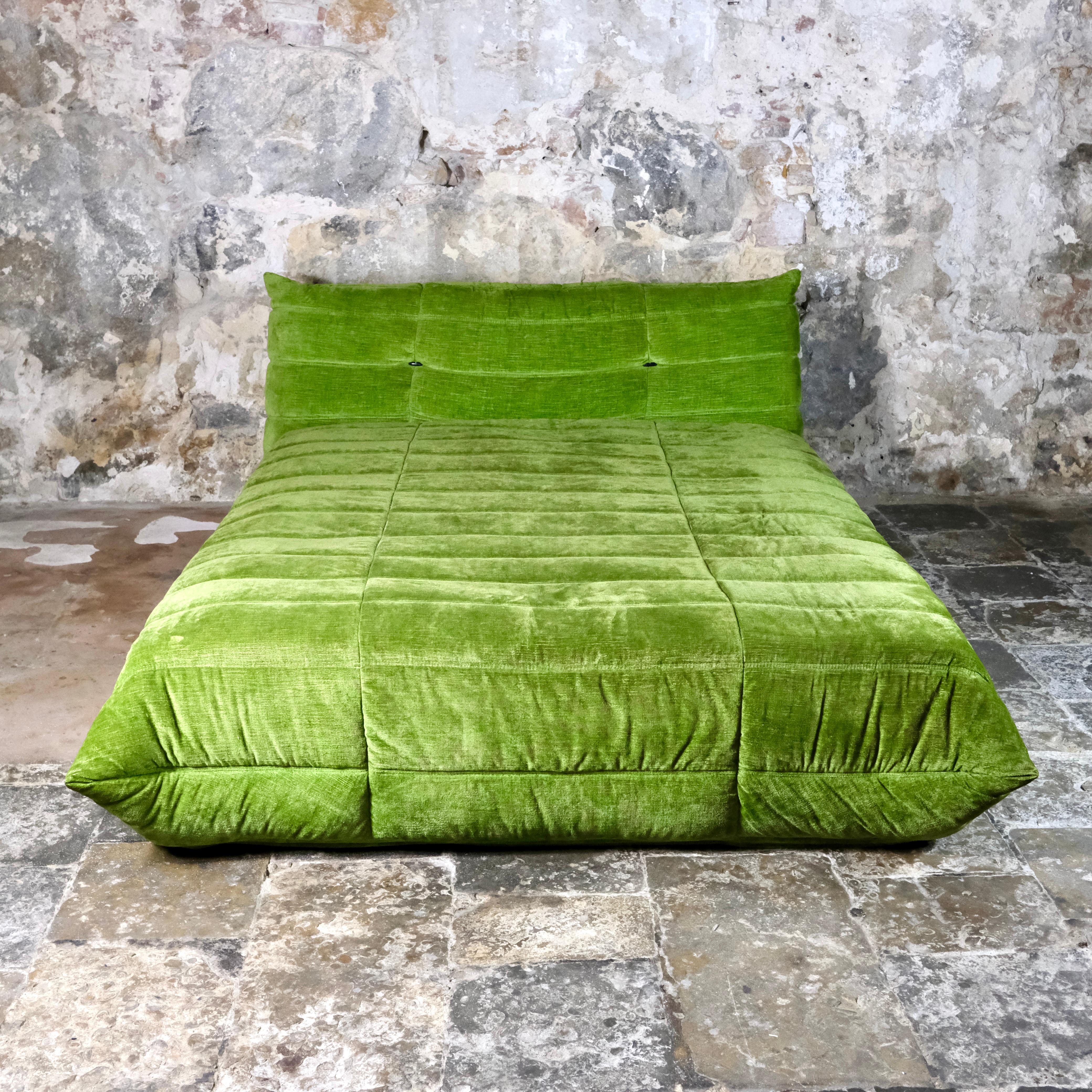 Original cama Togo de terciopelo verde de Michel Ducaroy para Ligne Roset, Francia, años 70 finales del siglo XX