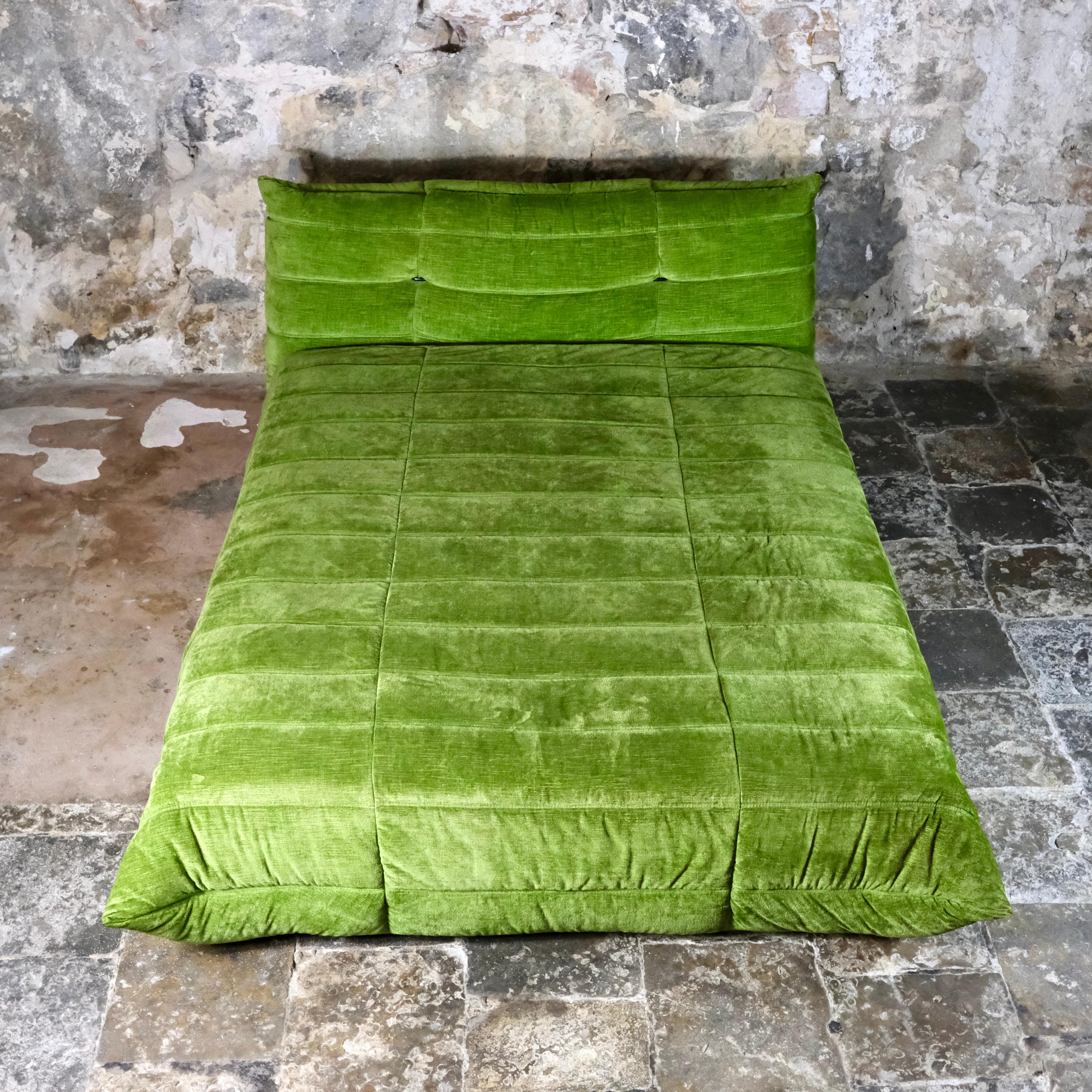 Original cama Togo de terciopelo verde de Michel Ducaroy para Ligne Roset, Francia, años 70 Lana