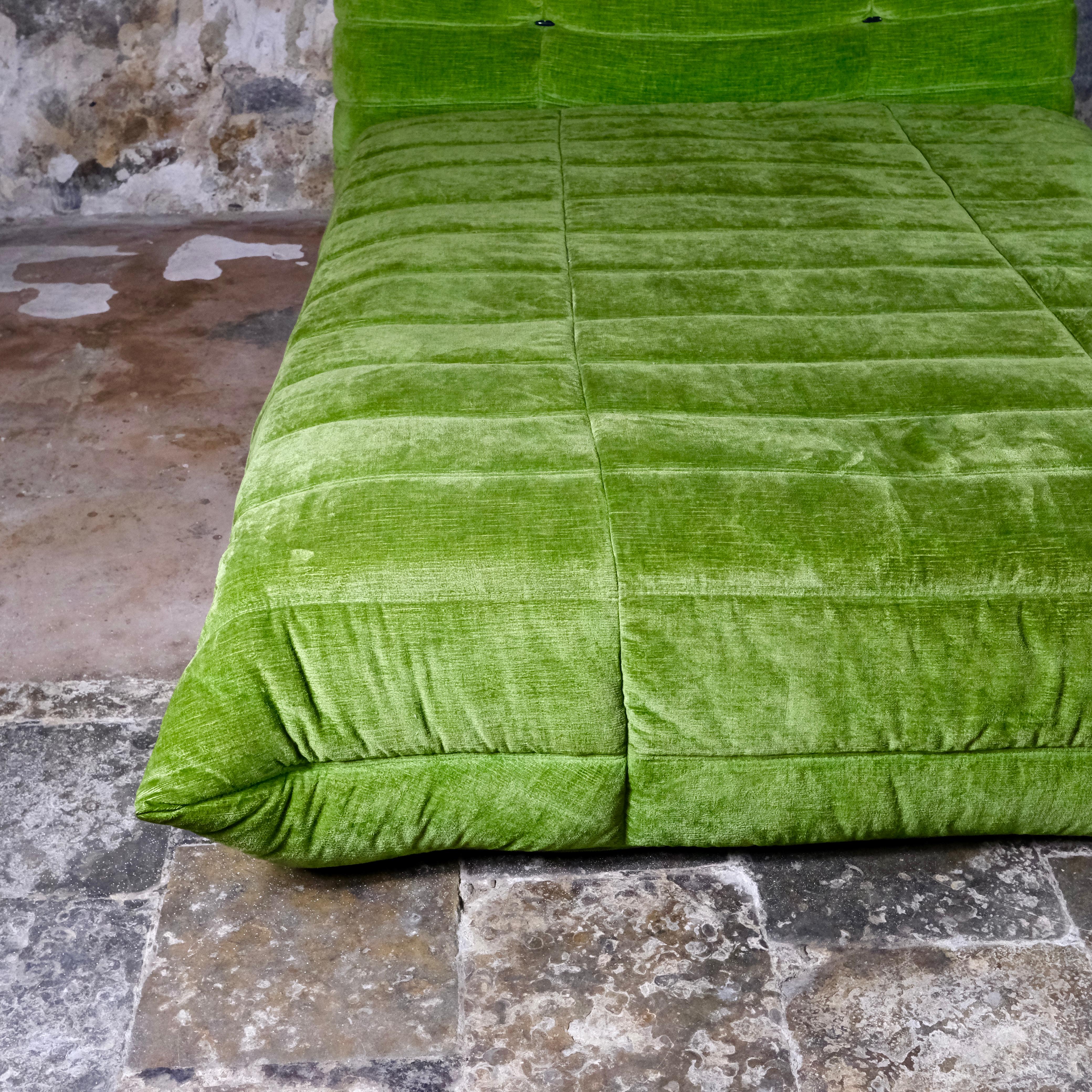 Original cama Togo de terciopelo verde de Michel Ducaroy para Ligne Roset, Francia, años 70 1