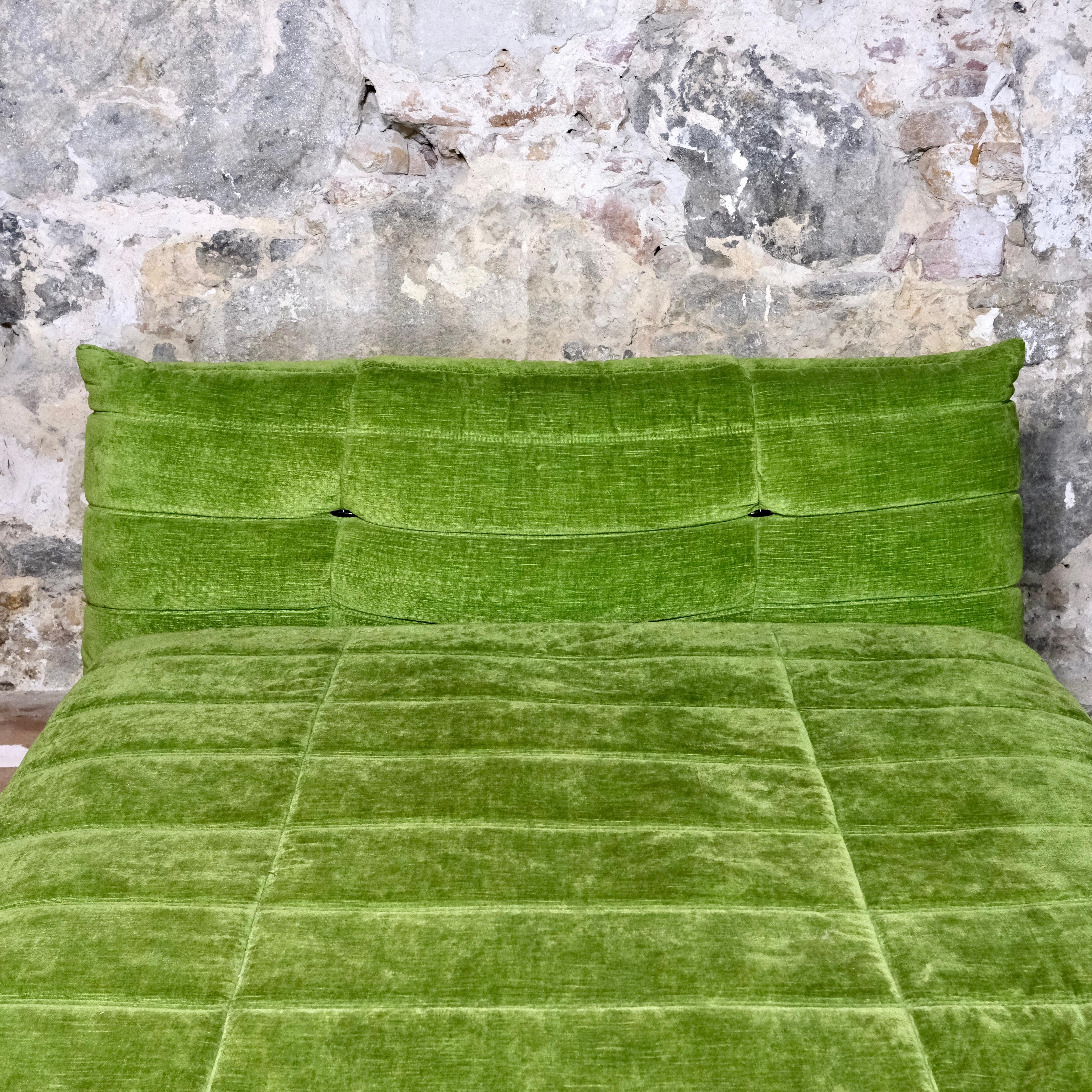 Original cama Togo de terciopelo verde de Michel Ducaroy para Ligne Roset, Francia, años 70 2