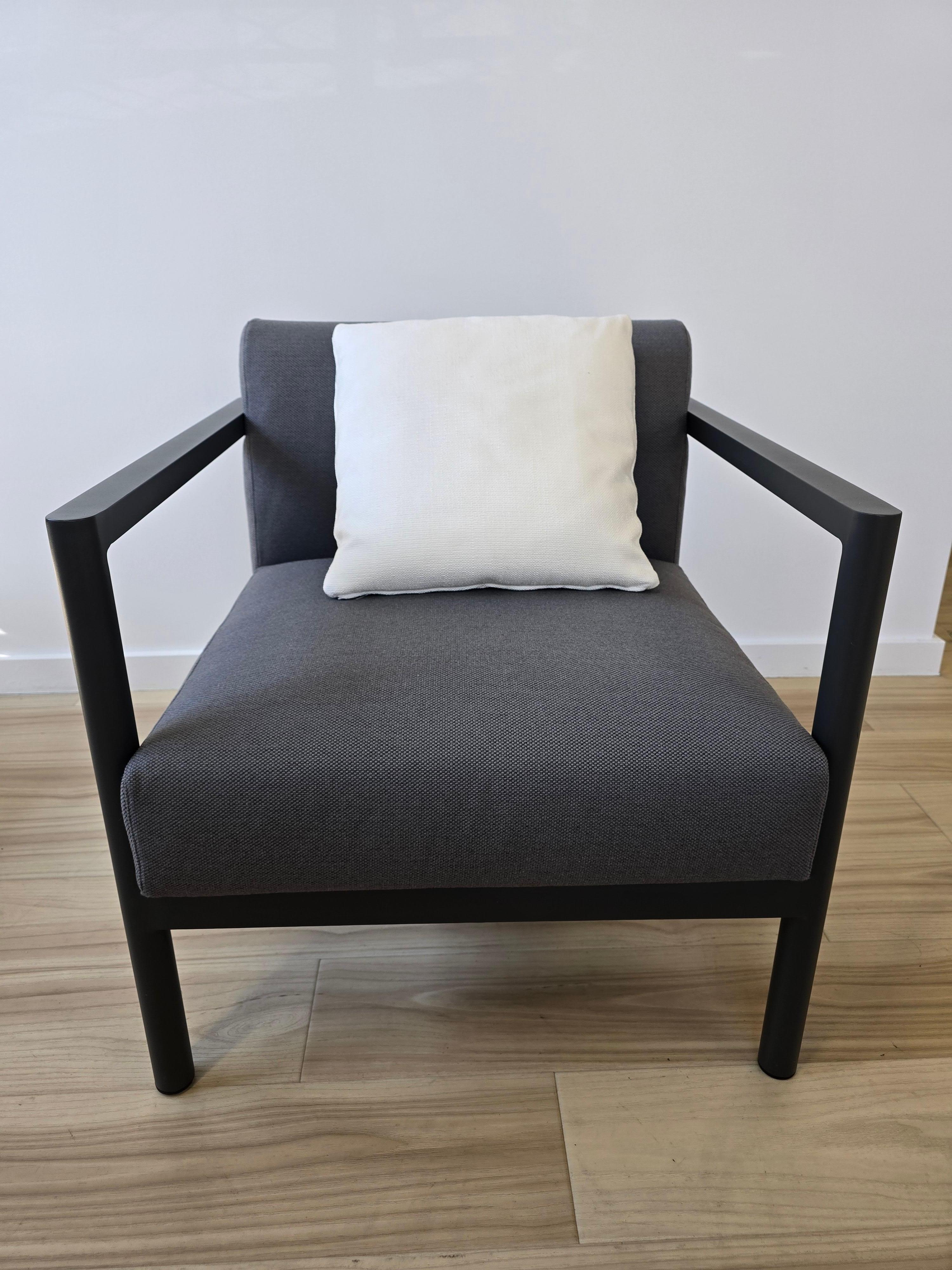 Origin Collection - LOUNGE ARMCHAIR

Lounge chair. Powder coated aluminum structure available in Mineral White 34 and Grey 56. Seat and back cushion in high resistance polyurethane foam weighing 35 kg. The fabric for the cushion covers can be chosen