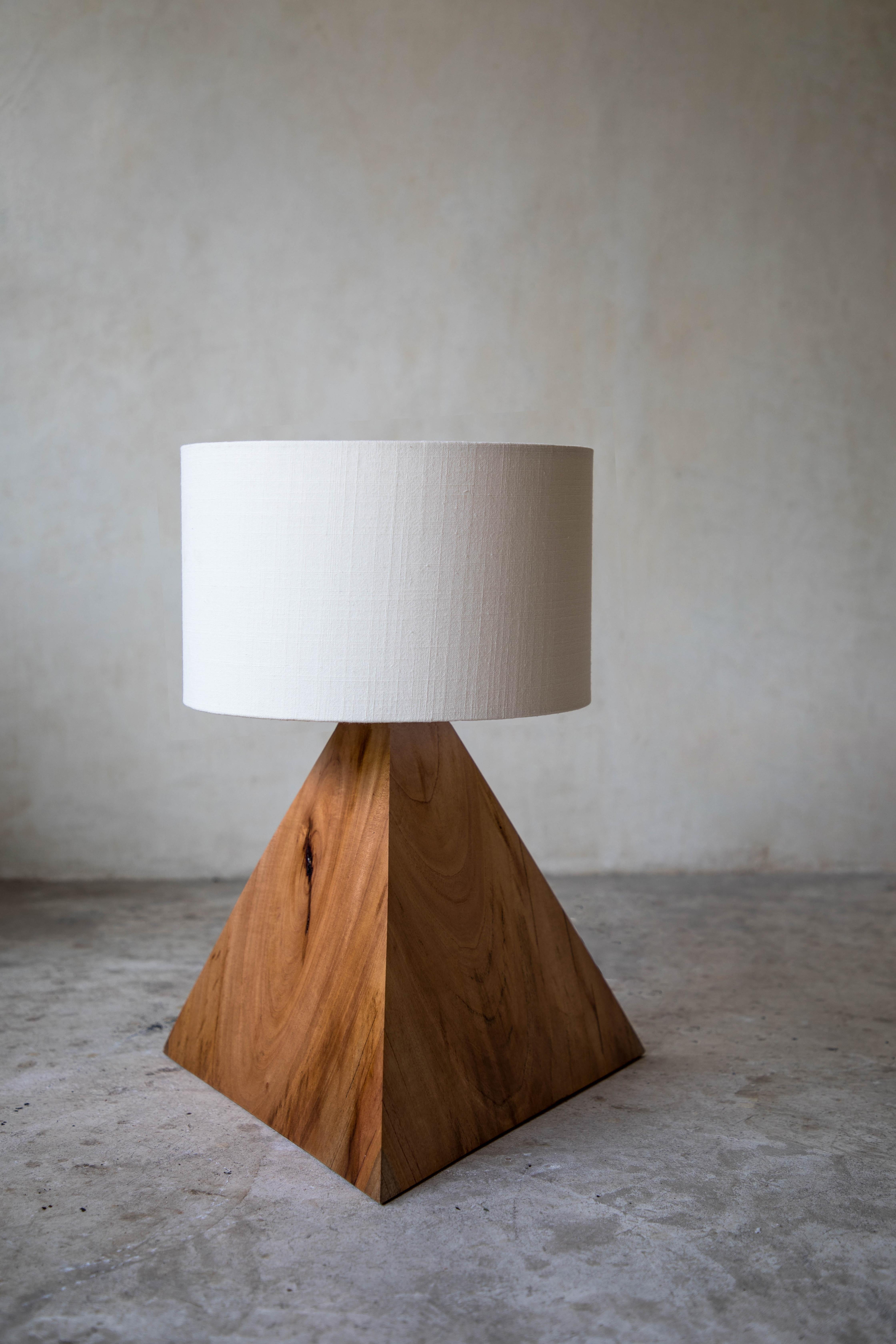 Original 07 triangle table lamp with linen screen by Daniel Orozco
Material: Jabin wood, linen.
Dimensions: D 40 x W 40 x H 44 cm
Available with palm or linen lampshade.

Jabin wood triangle table lamp, with palm or linen screen. Handmade by