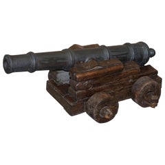 Base en bois d'un canon naval original du 16ème siècle avec un canon en bronze plus tard