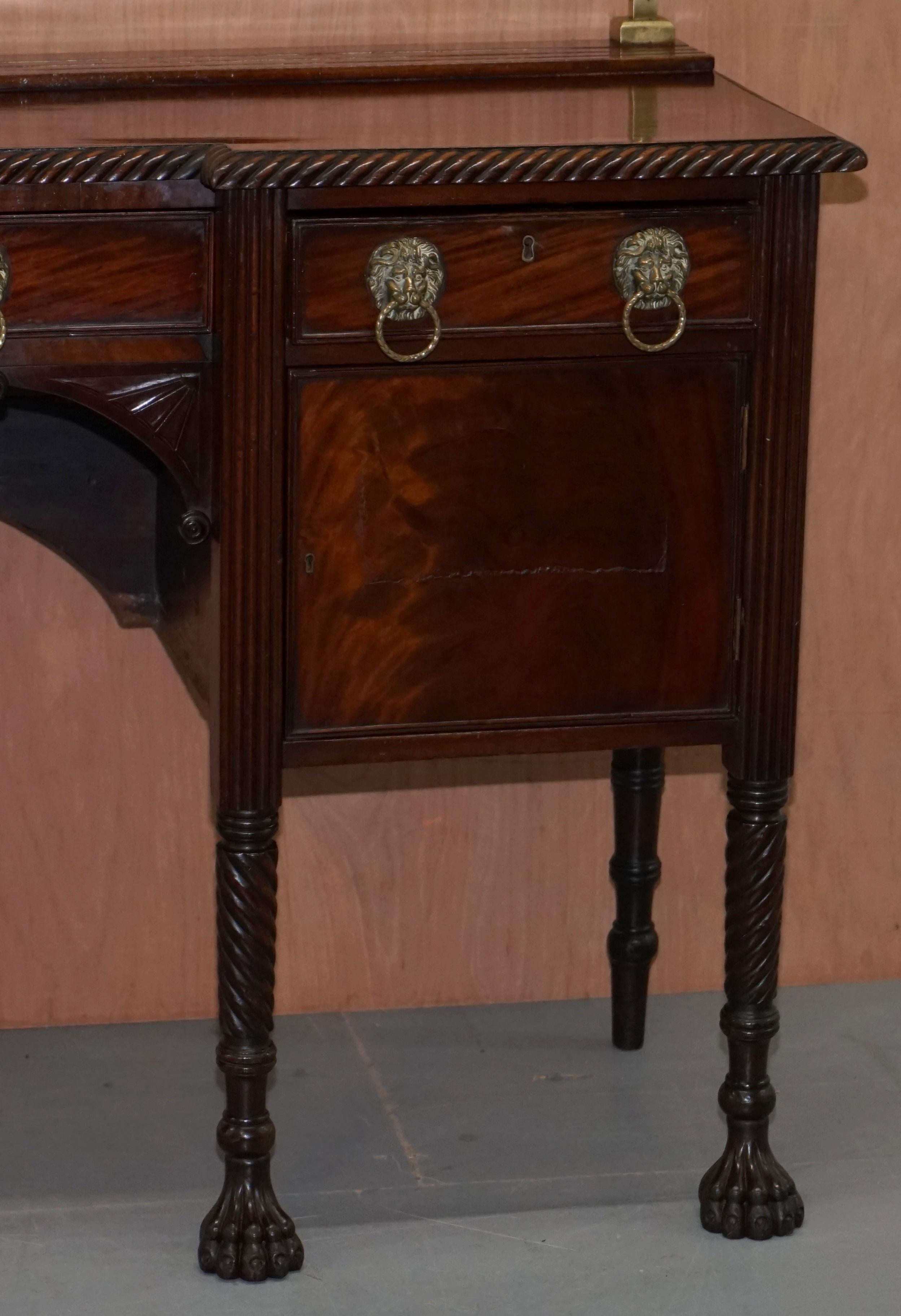 Aparador original irlandés georgiano de 1790 de madera dura con tiradores de león de galería de latón Hecho a mano en venta