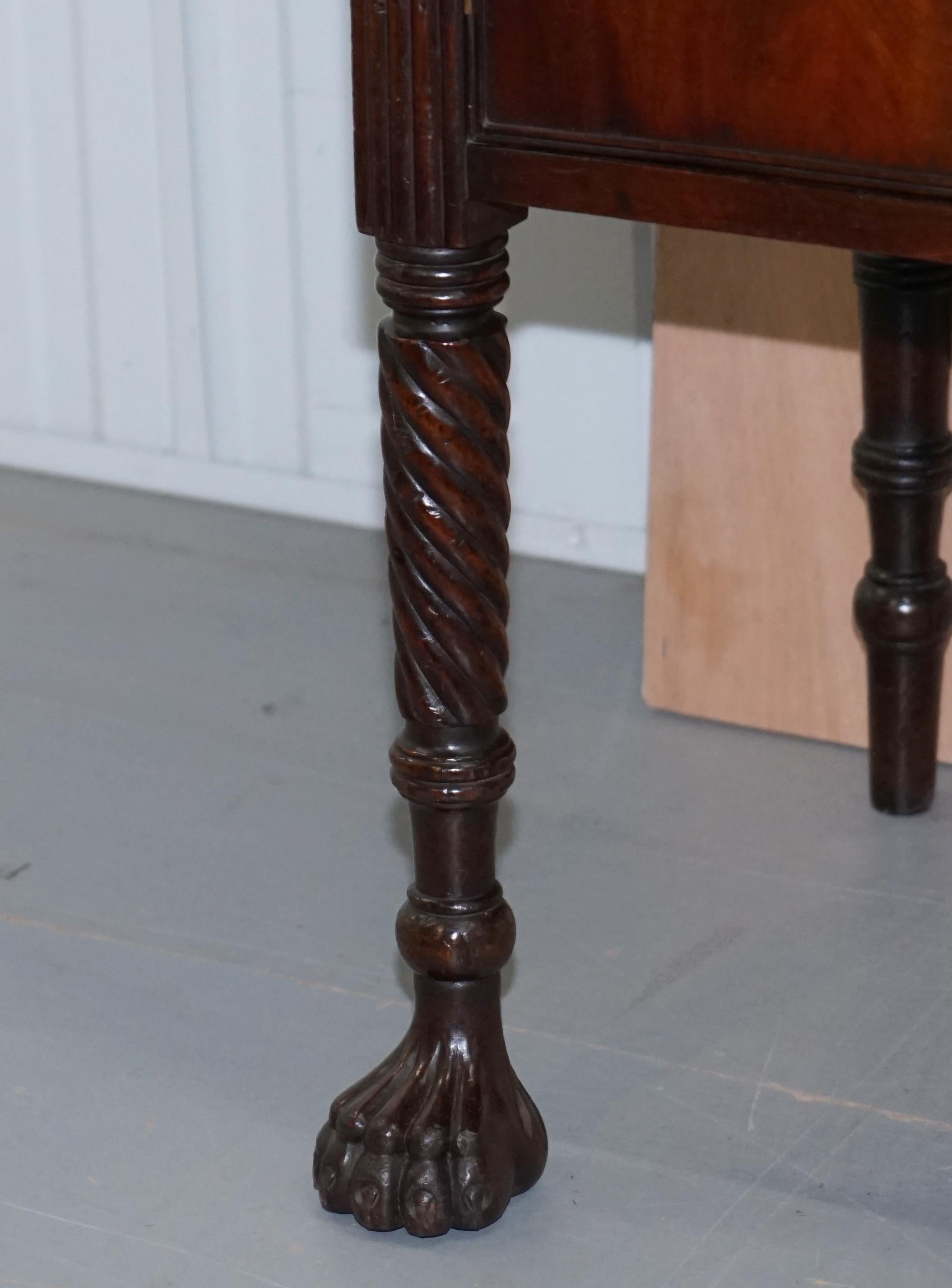 Aparador original irlandés georgiano de 1790 de madera dura con tiradores de león de galería de latón en venta 1