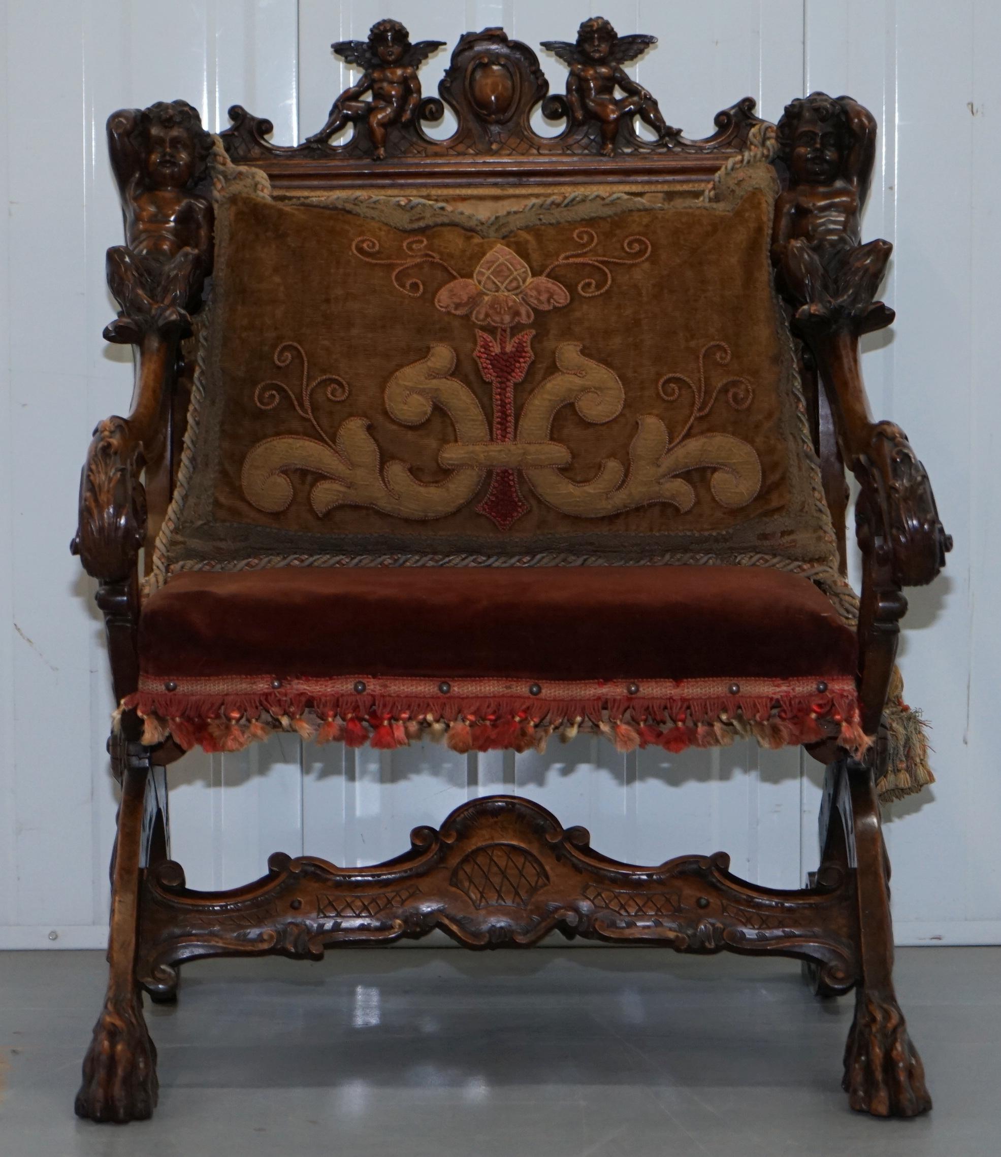 Nous sommes ravis d'offrir à la vente ce superbe fauteuil original du 17ème siècle attribué à Andrea Brustolon, en noyer italien sculpté à la main et orné de chérubins. 

Cette chaise est absolument magnifique, elle est sculptée à la main de la tête