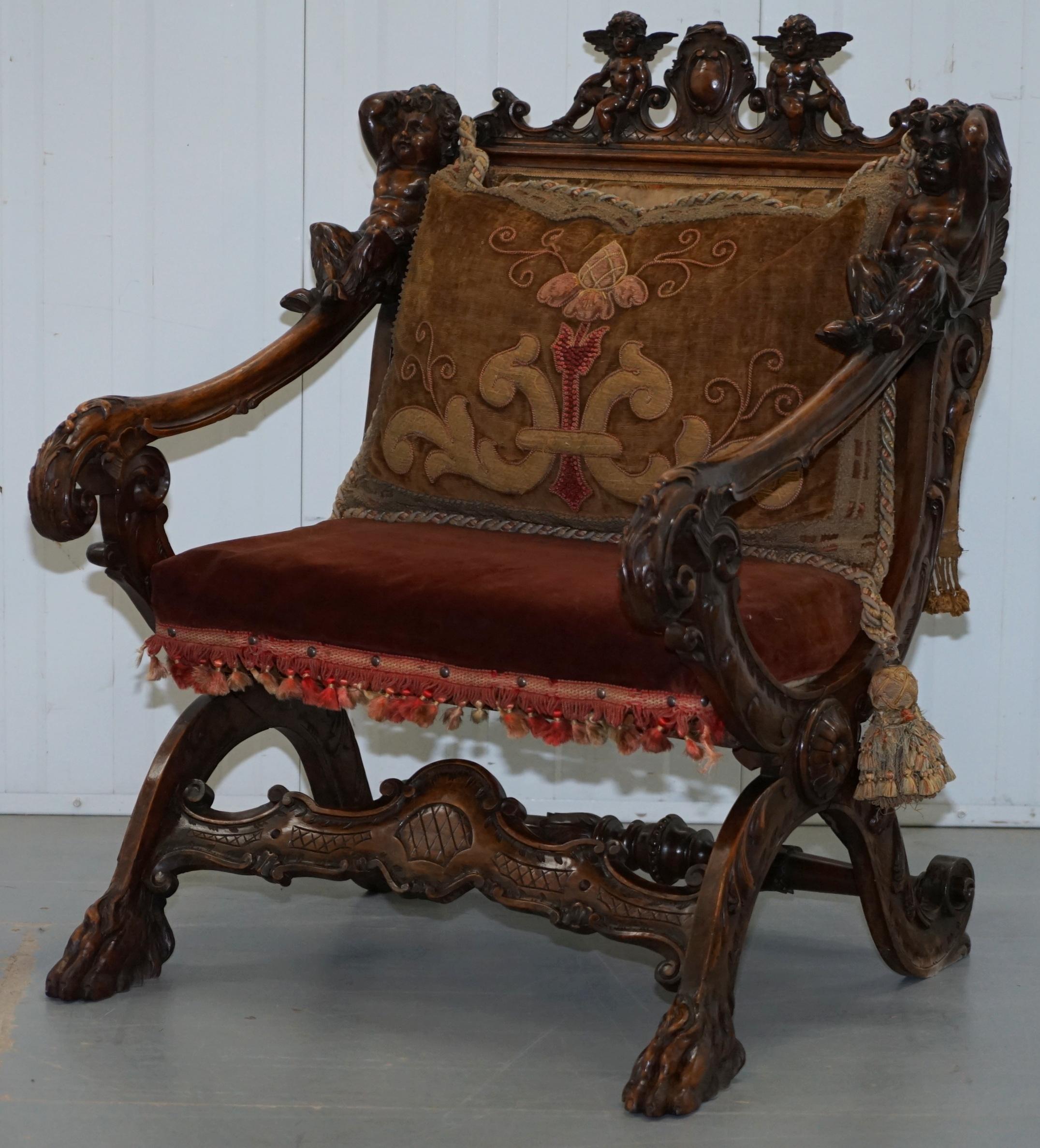 Baroque Original fauteuil en noyer italien sculpté à la main par Andrea Brustolon au 17e siècle en vente