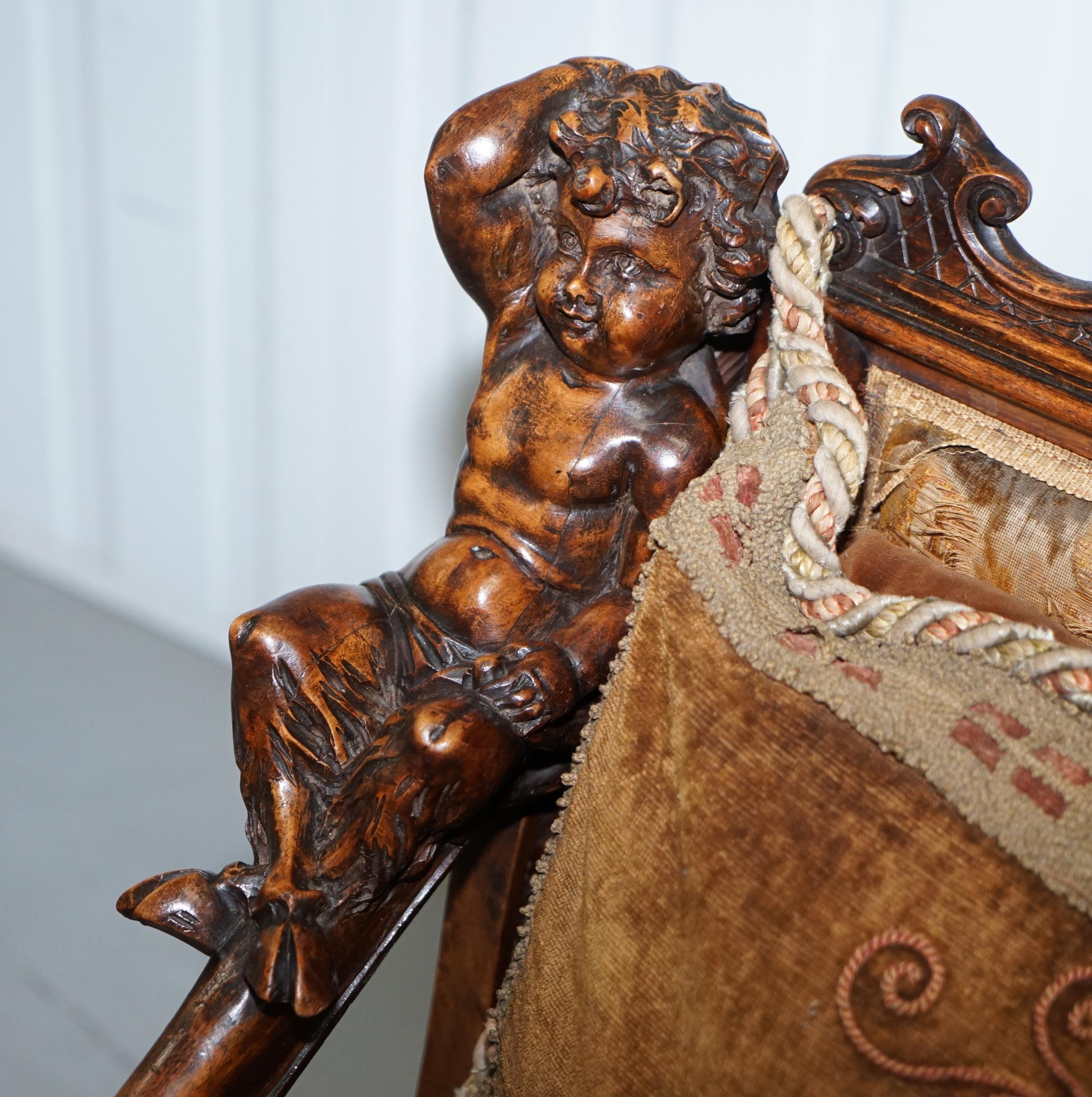 Velours Original fauteuil en noyer italien sculpté à la main par Andrea Brustolon au 17e siècle en vente