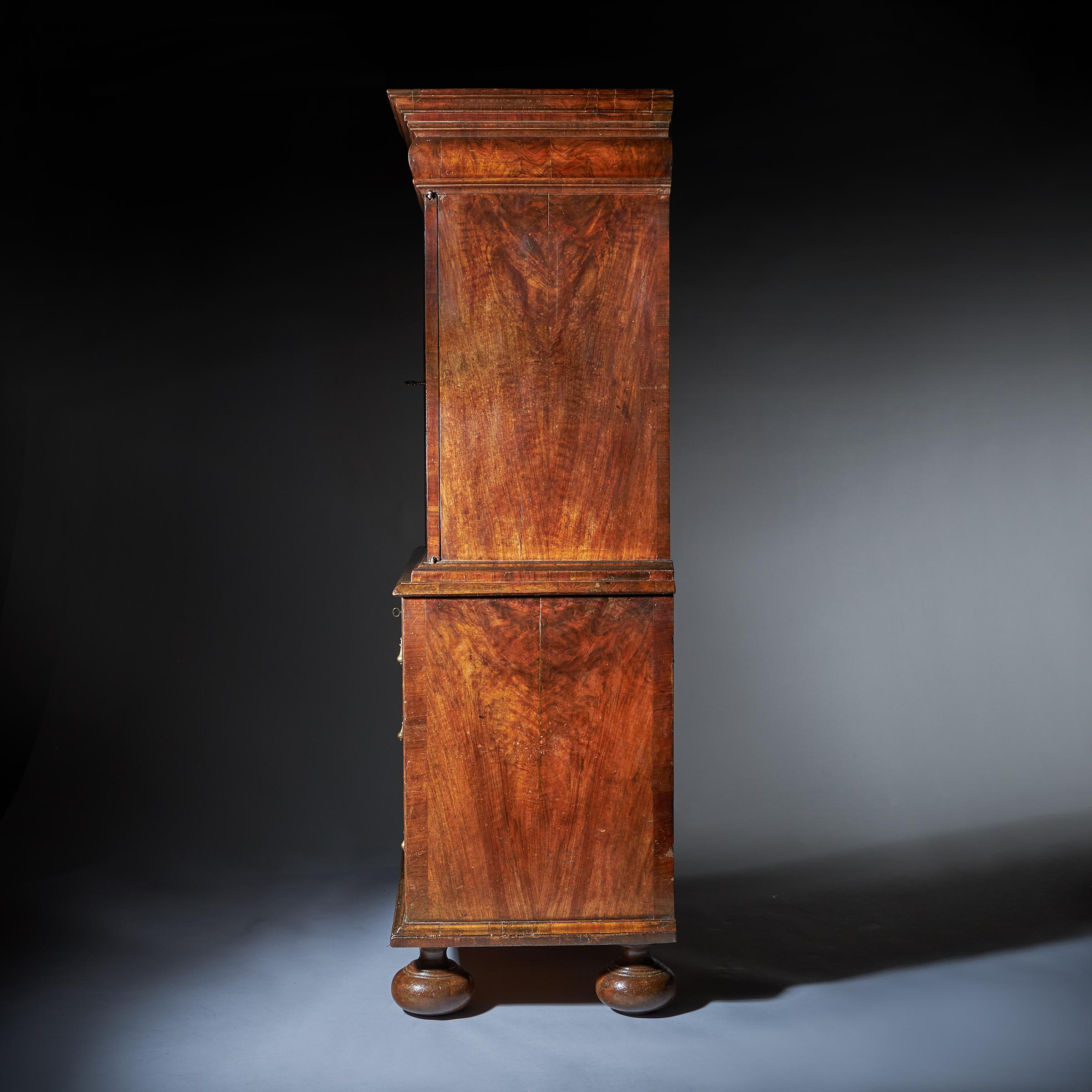 Original 17th Century William and Mary Burr Walnut Cabinet on Chest In Good Condition In Oxfordshire, United Kingdom
