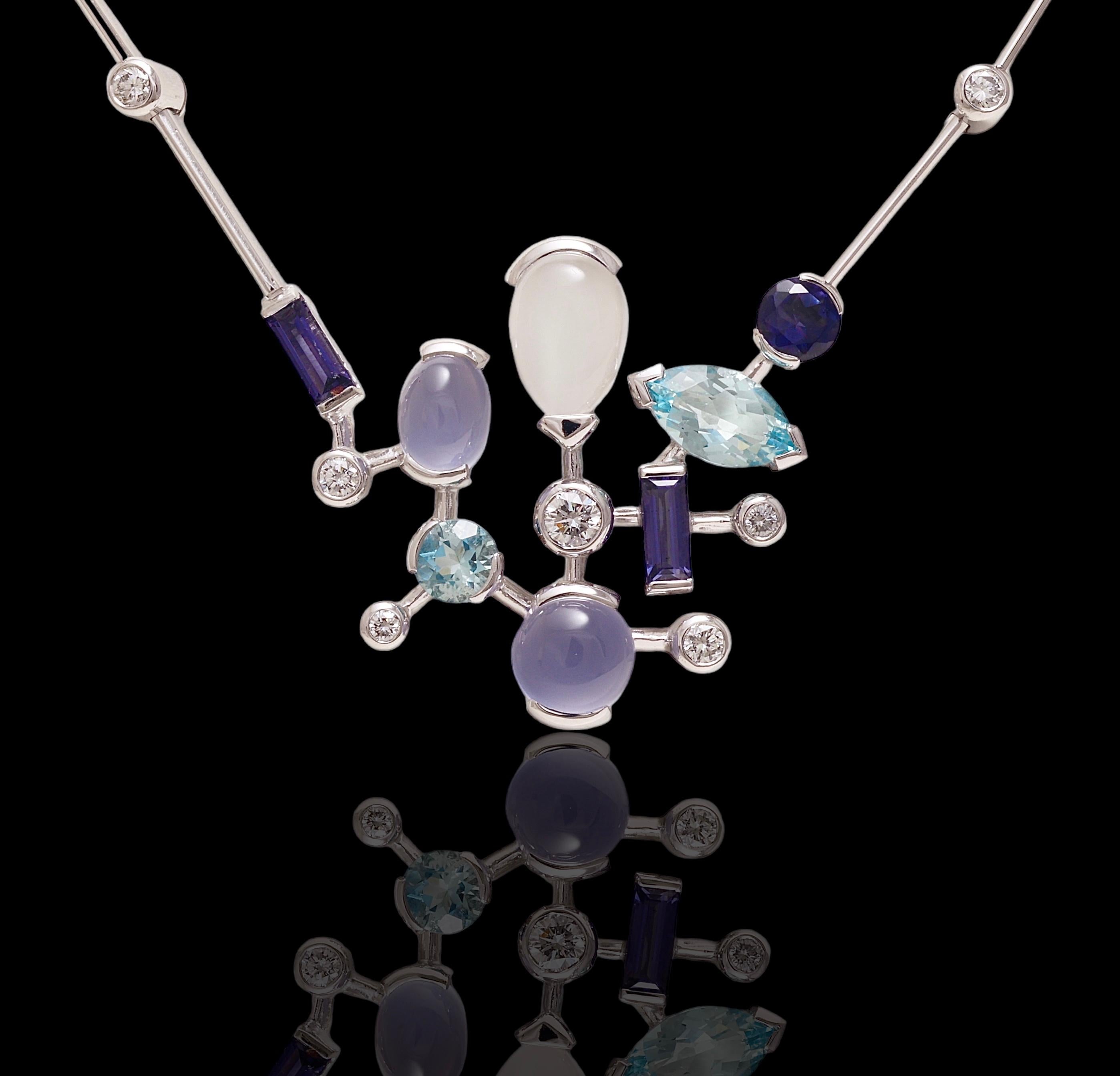 Original 18 kt. White Gold Cartier Necklace From The Meli Melo Collection with Moonstone and Aquamarine

Gemstones: diamonds and semiprecious coloured stones

The centrepiece is accented by a cluster of diamond slight blue faceted aquamarines and