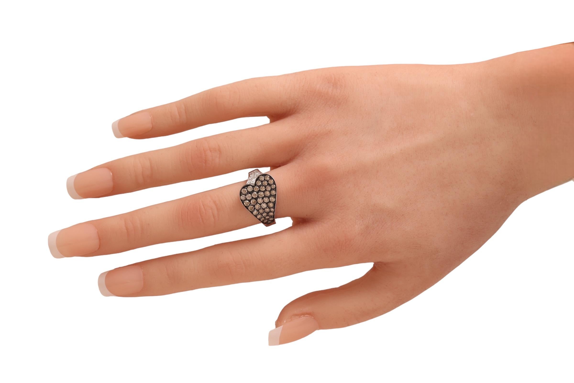 Original 18 kt. White Gold Ring Set with 1.63 ct. White & Cognac Diamonds For Sale 4