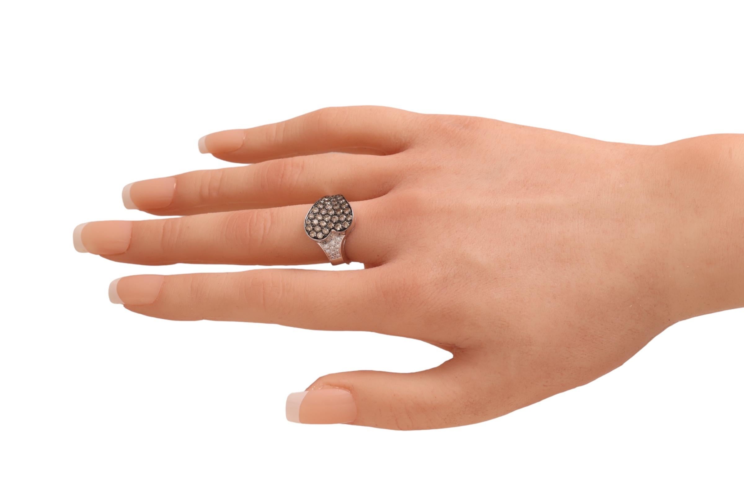 Original 18 kt. White Gold Ring Set with 1.63 ct. White & Cognac Diamonds For Sale 5