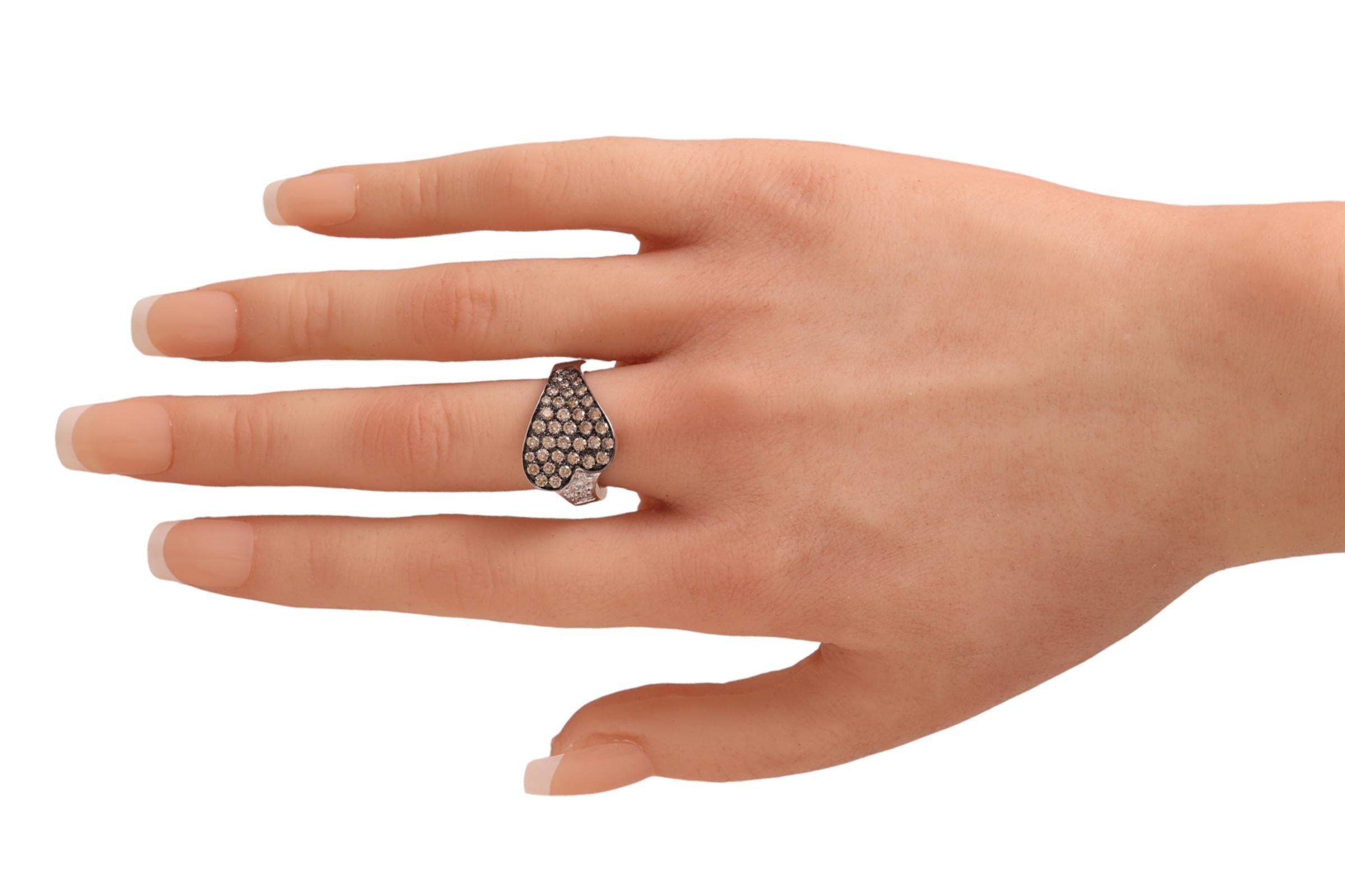 Original 18 kt. White Gold Ring Set with 1.63 ct. White & Cognac Diamonds For Sale 6