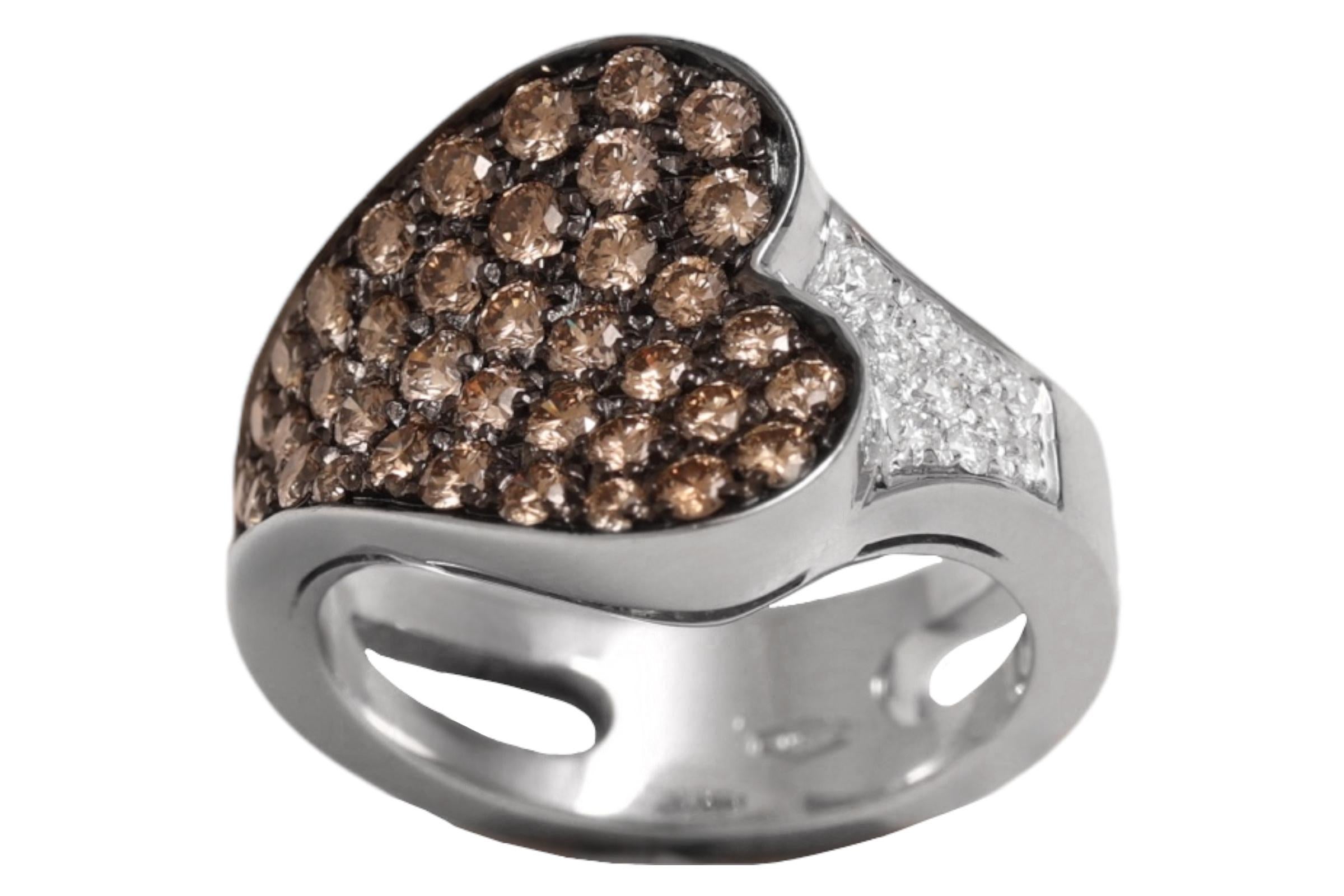 Gorgeous Original 18 kt. White Gold Ring Set with 1.63 ct. White and Cognac Diamonds

Diamonds: Brilliant cut diamonds together approx. 0.11 ct. cognac diamonds approx. 1.52 ct.

Material: 18 kt. white gold

Ring size: 53 EU / 6.5 US ( ring size can