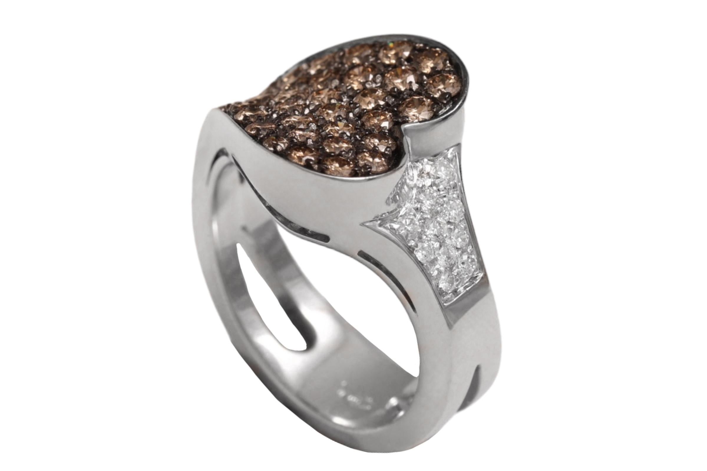 Modern Original 18 kt. White Gold Ring Set with 1.63 ct. White & Cognac Diamonds For Sale