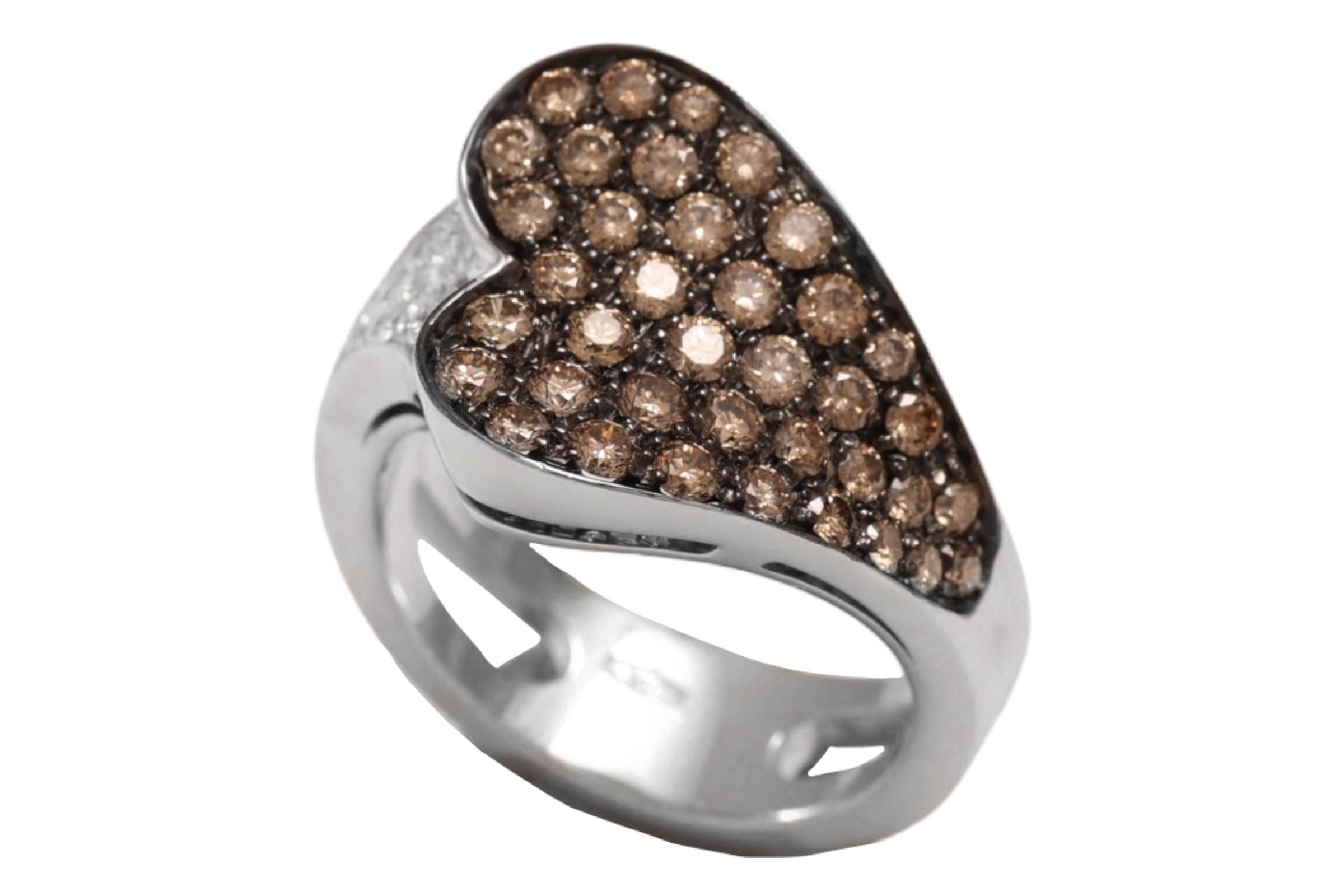 Brilliant Cut Original 18 kt. White Gold Ring Set with 1.63 ct. White & Cognac Diamonds For Sale