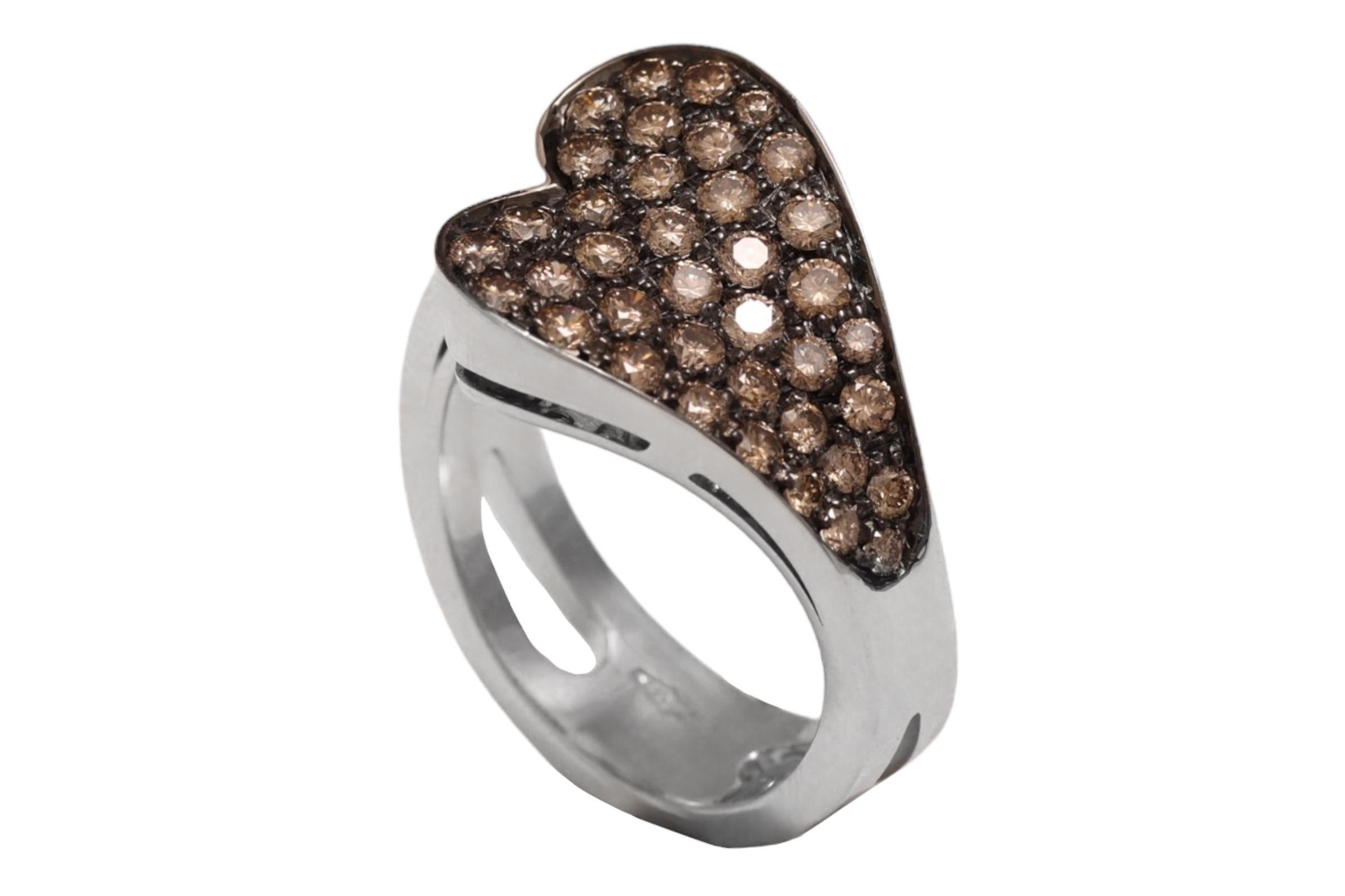 Original 18 kt. White Gold Ring Set with 1.63 ct. White & Cognac Diamonds In New Condition For Sale In Antwerp, BE