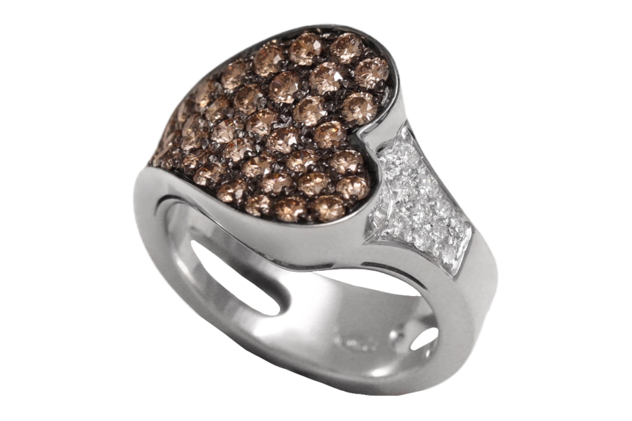 Women's or Men's Original 18 kt. White Gold Ring Set with 1.63 ct. White & Cognac Diamonds For Sale