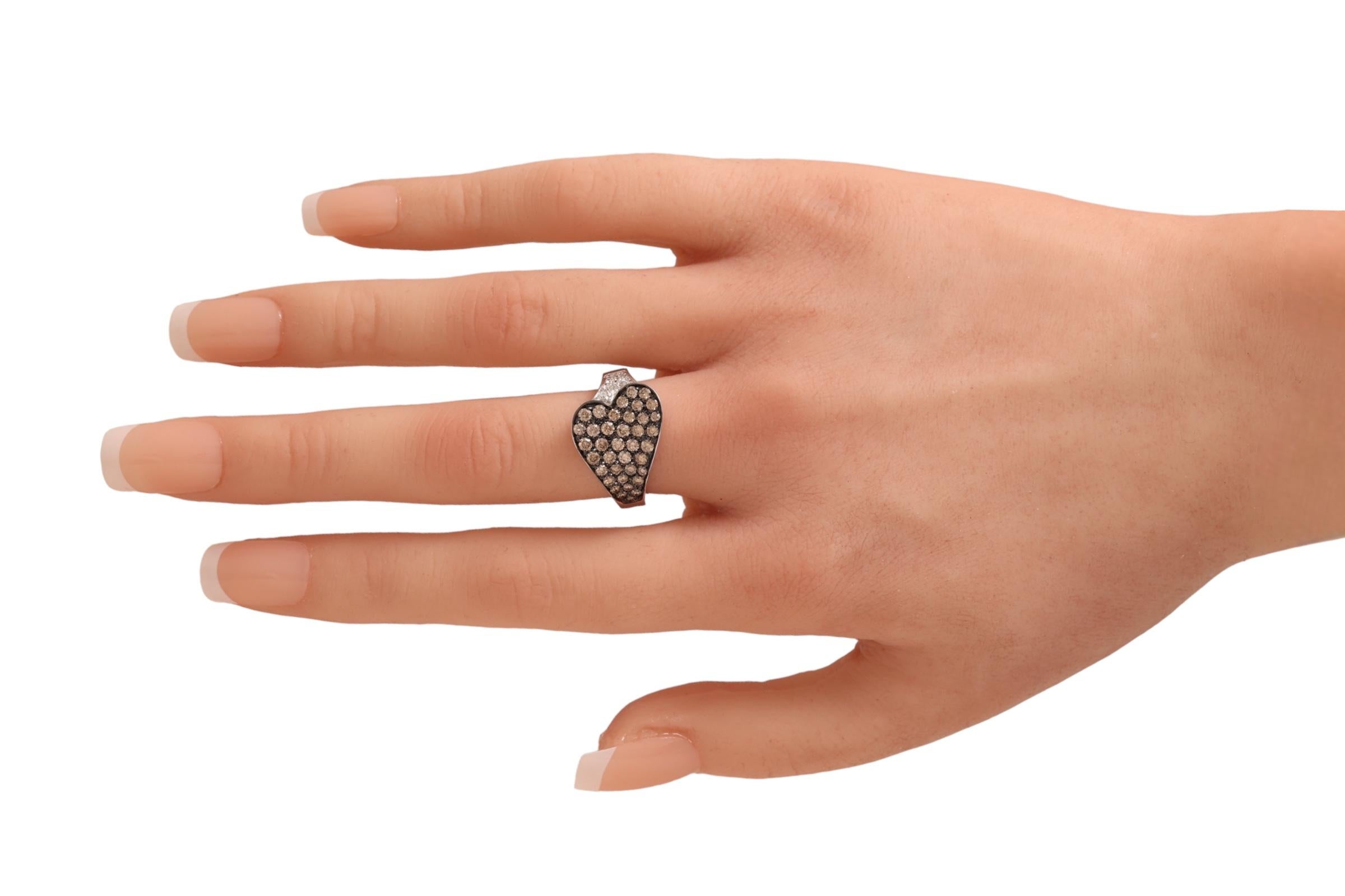 Original 18 kt. White Gold Ring Set with 1.63 ct. White & Cognac Diamonds For Sale 3