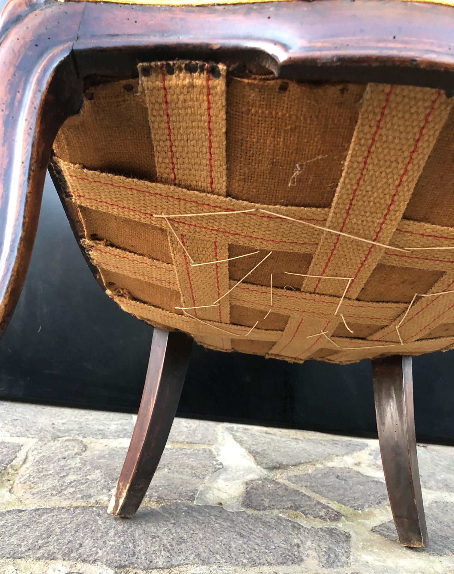 Fauteuil italien peu commun en noyer massif avec nouvelle tapisserie Bon état - En vente à Buggiano, IT