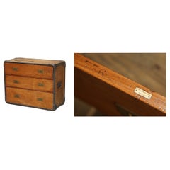 COMMODE À TIROIRS D'ORIGINE DE 1890, MODÈLE « CAMPAIGN OAK » DE L'ARMÉE ET DE LA MARINE, MARQUÉE « C.S.L. » ET À POIGNÉES EN ZINC