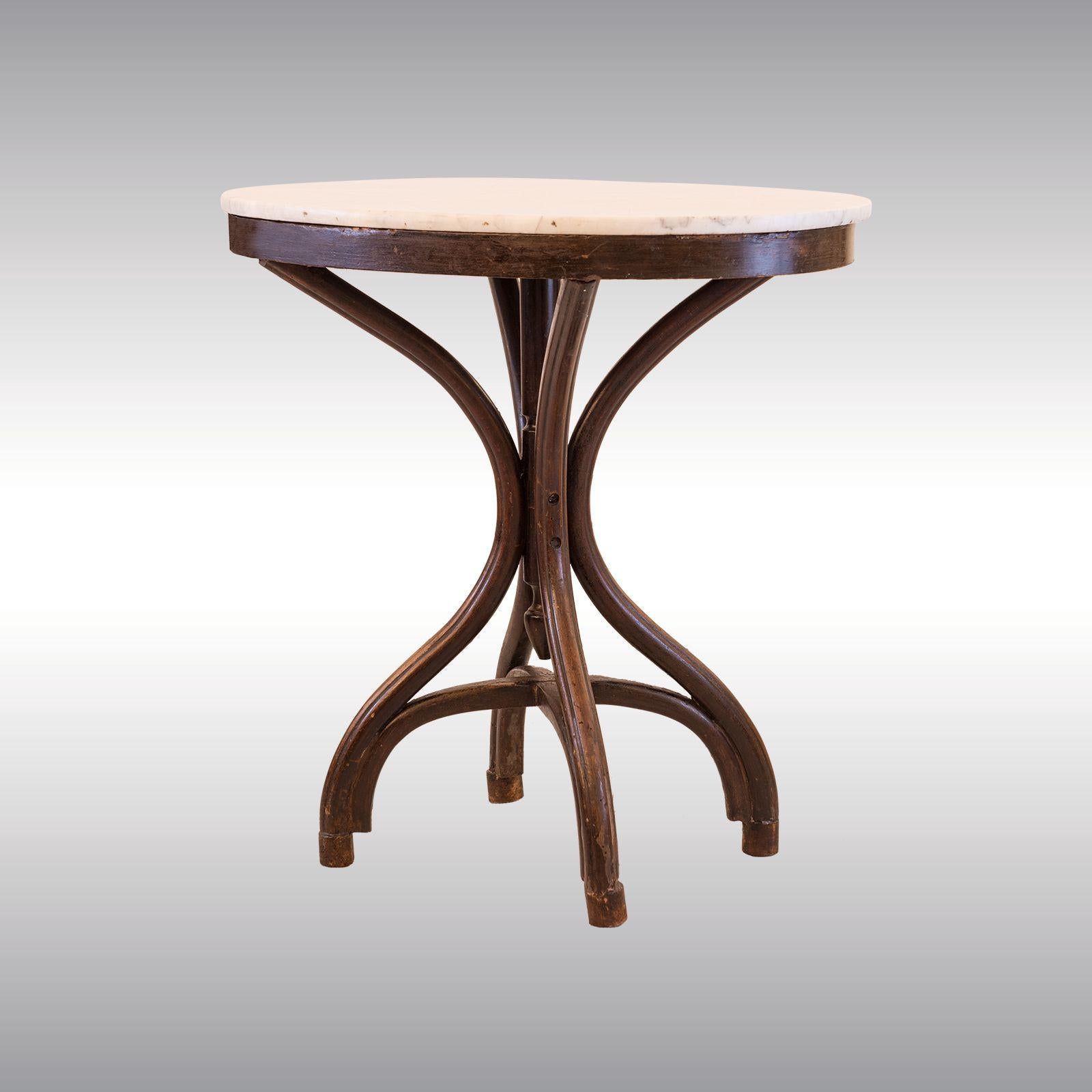 Ein sehr seltener Thonet Beistelltisch aus dem berühmten Wiener Cafe Museum, entworfen von Adolf Loos 1899, bereits im Thonet Katalog von 1888 auf Seite 17 als Nr. 8 und Nr. 9 aufgeführt - siehe auch eine Schätzung von 2017 im Dorotheum