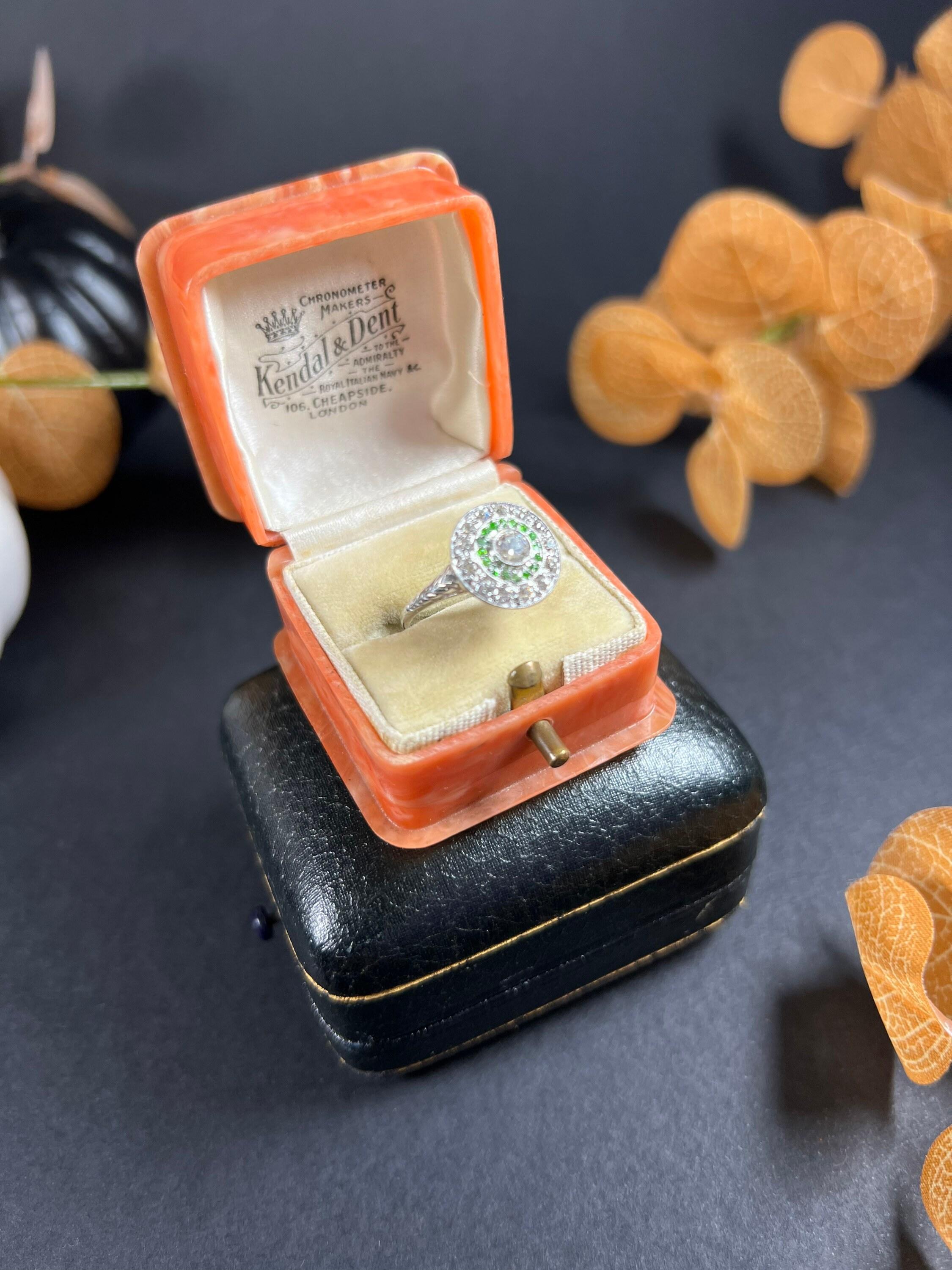 Bague d'origine édouardienne en or blanc 18 carats, grenat démantoïde et diamants en vente 3
