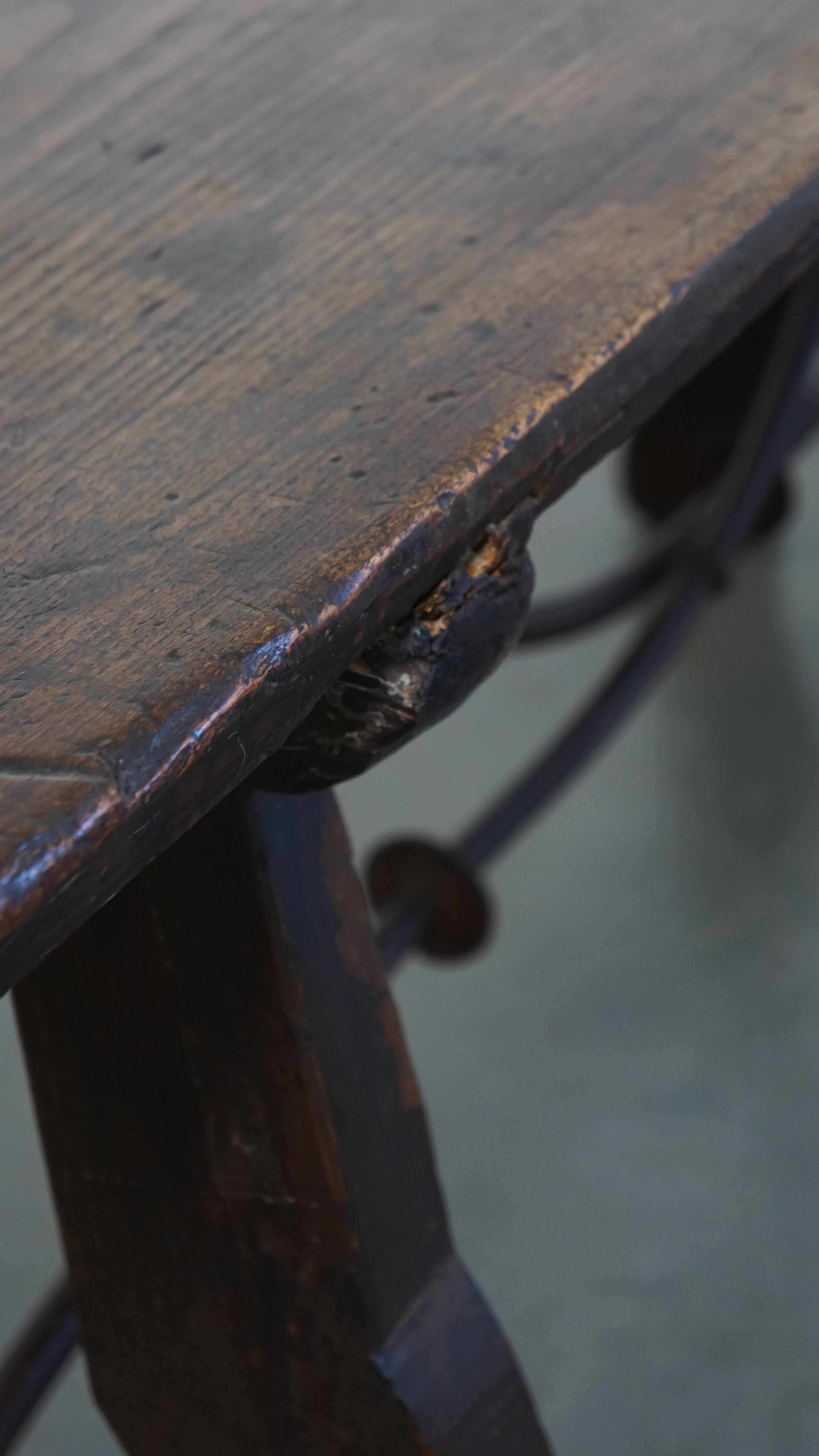 Original 18th-Century Antique Spanish Side Table For Sale 1