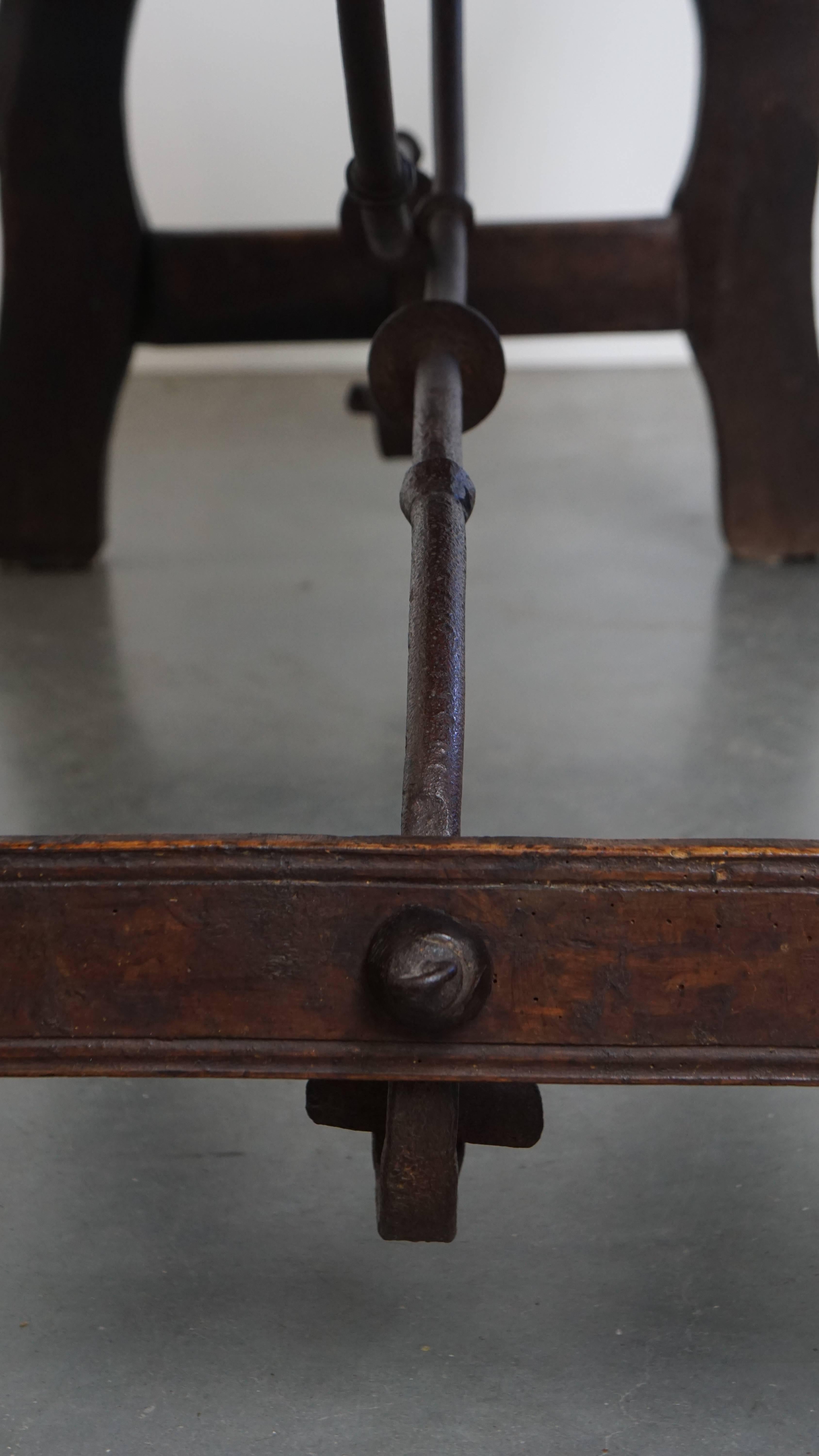 Original 18th-Century Antique Spanish Side Table For Sale 2