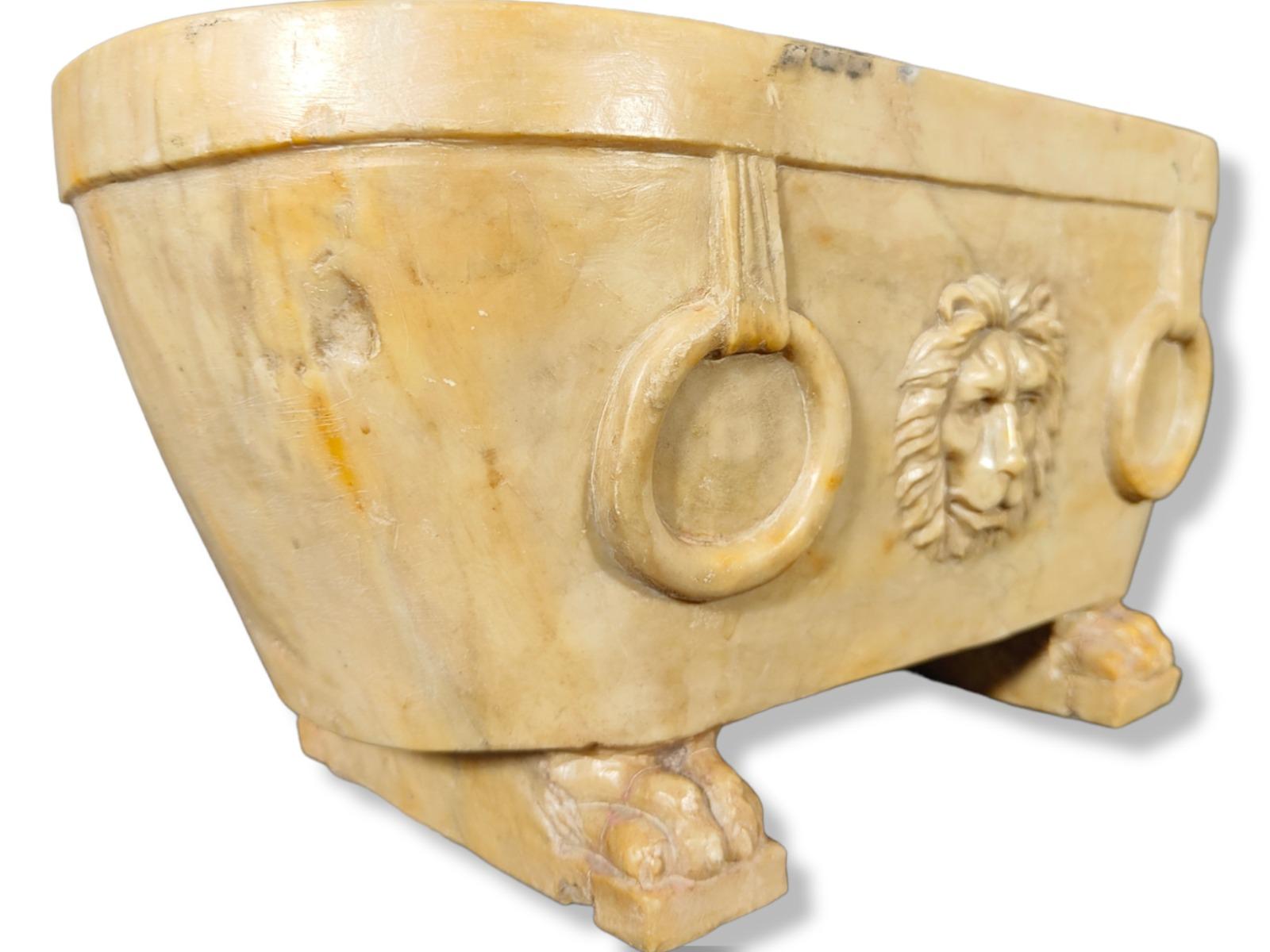 Original 18th Century Roman Marble Lion Bath     In Good Condition For Sale In Madrid, ES