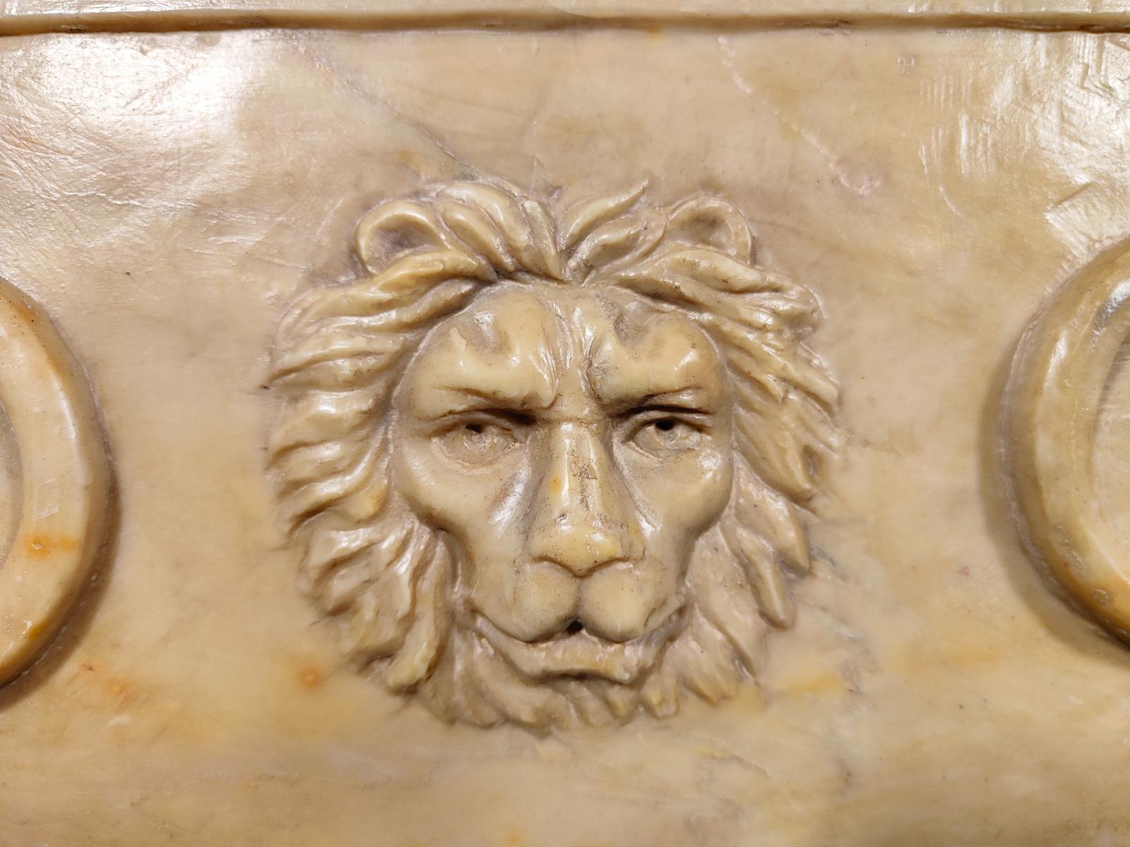Fino al XVIII secolo Vasca da bagno originale in marmo romano del 18° secolo in vendita