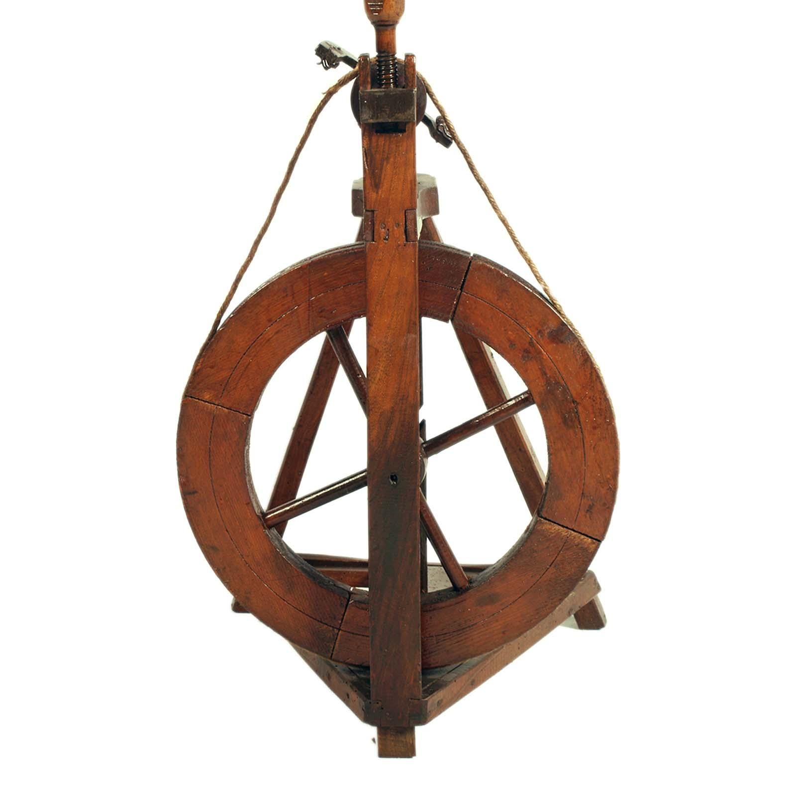 Tyrorianisches Spinningrad aus Nussbaumholz aus dem 18. Jahrhundert, noch immer funktionstüchtig (Österreichisch) im Angebot