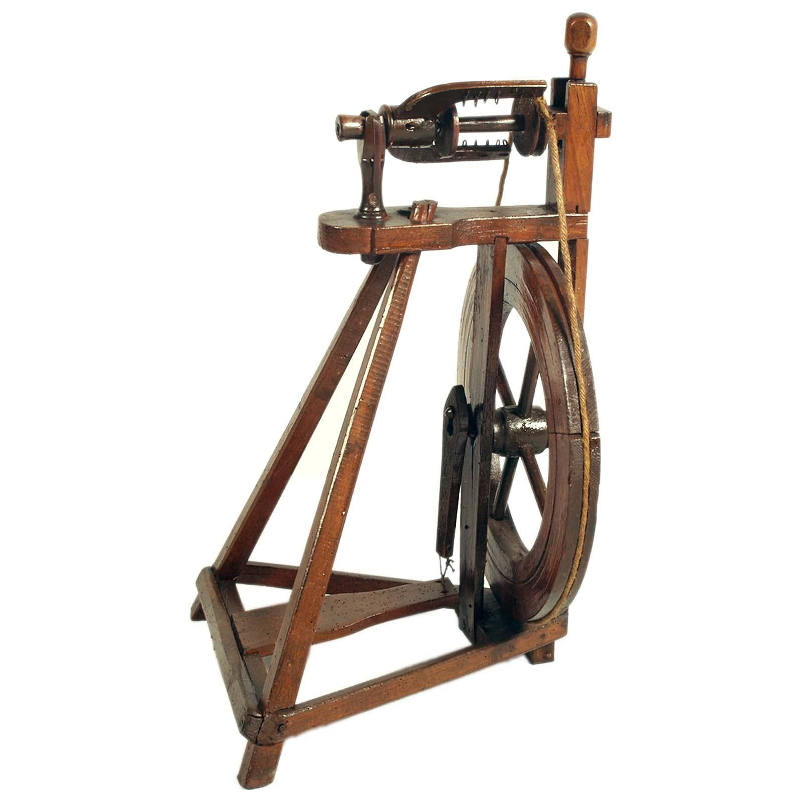 Tyrorianisches Spinningrad aus Nussbaumholz aus dem 18. Jahrhundert, noch immer funktionstüchtig (Handgefertigt) im Angebot