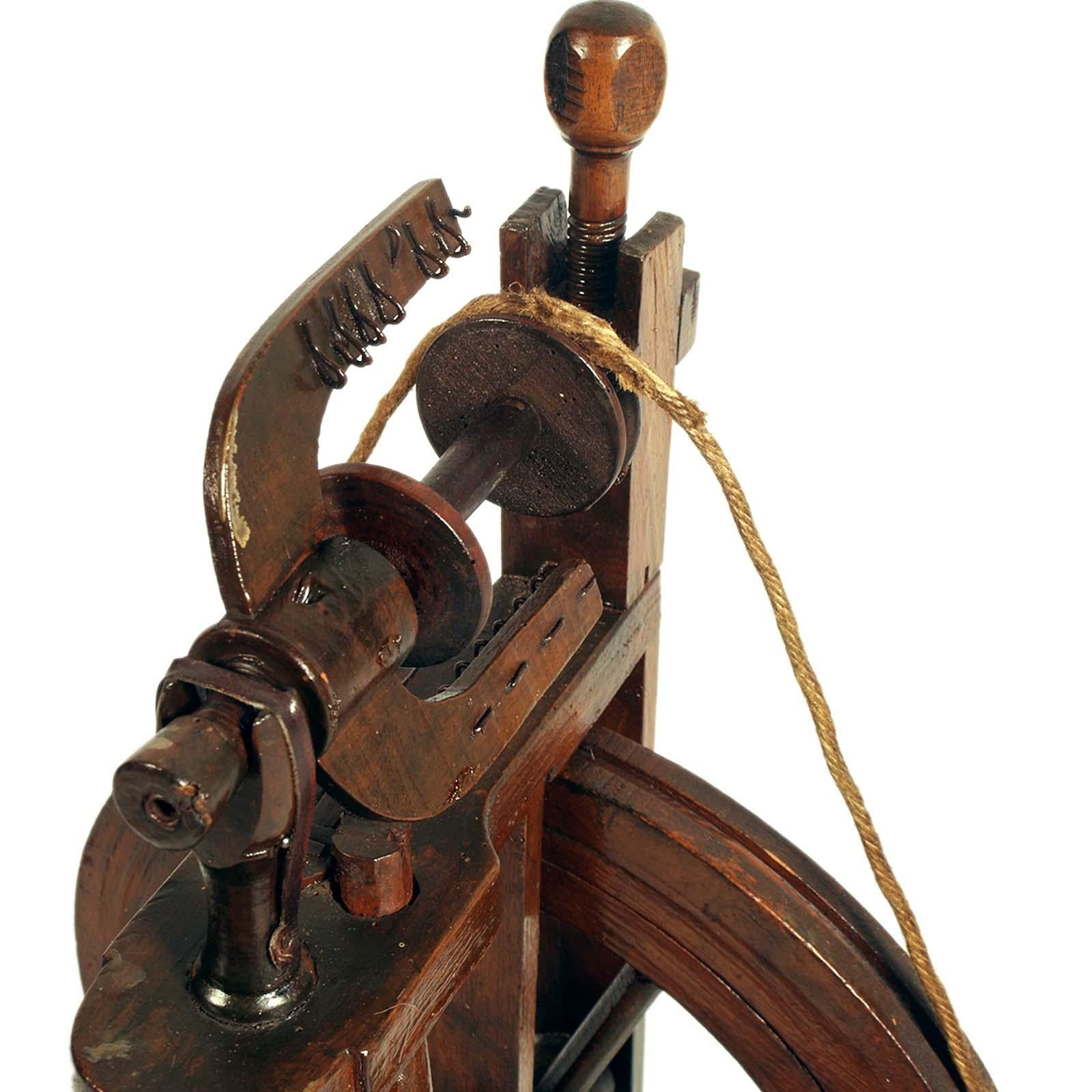 Tyrorianisches Spinningrad aus Nussbaumholz aus dem 18. Jahrhundert, noch immer funktionstüchtig im Zustand „Gut“ im Angebot in Vigonza, Padua