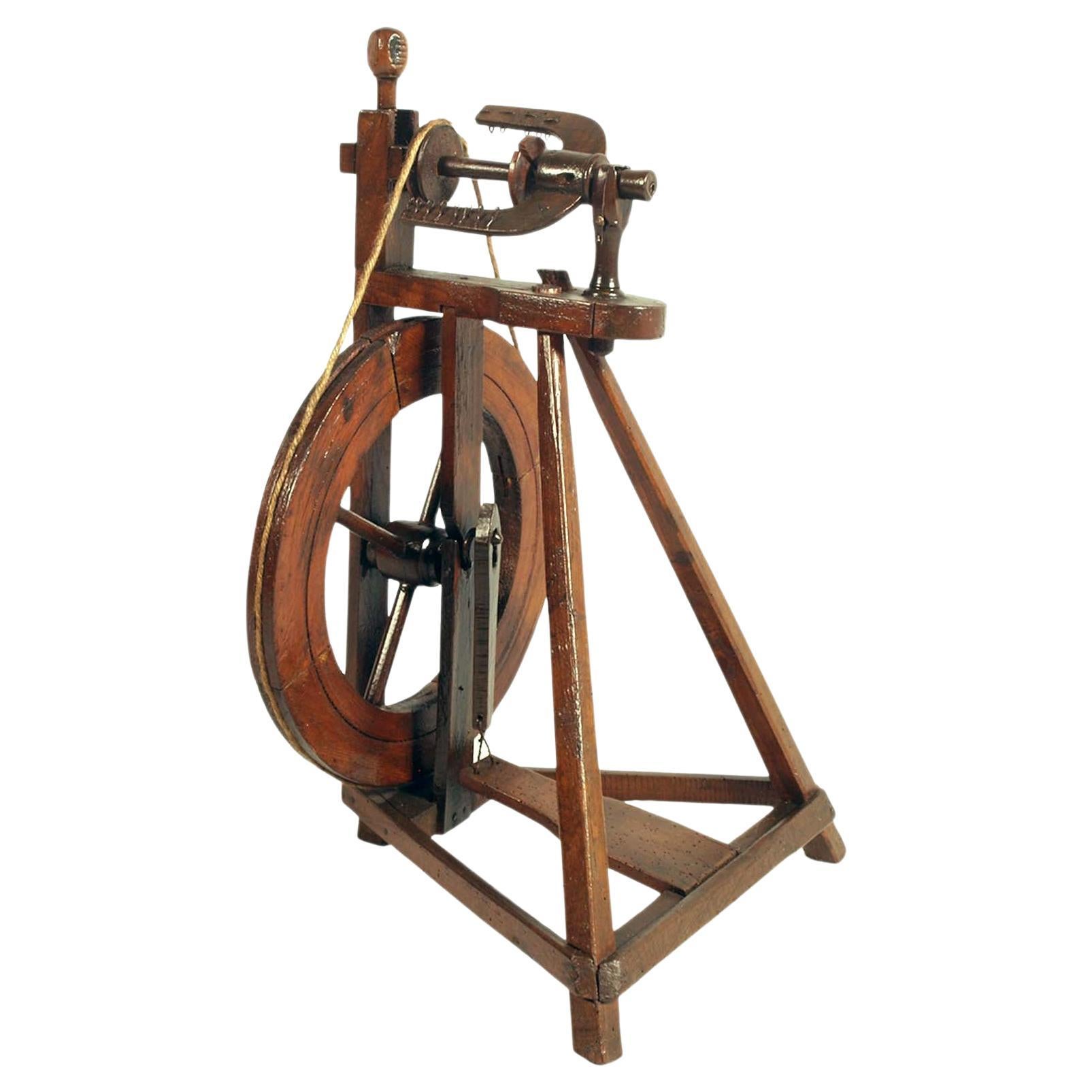 Tyrorianisches Spinningrad aus Nussbaumholz aus dem 18. Jahrhundert, noch immer funktionstüchtig