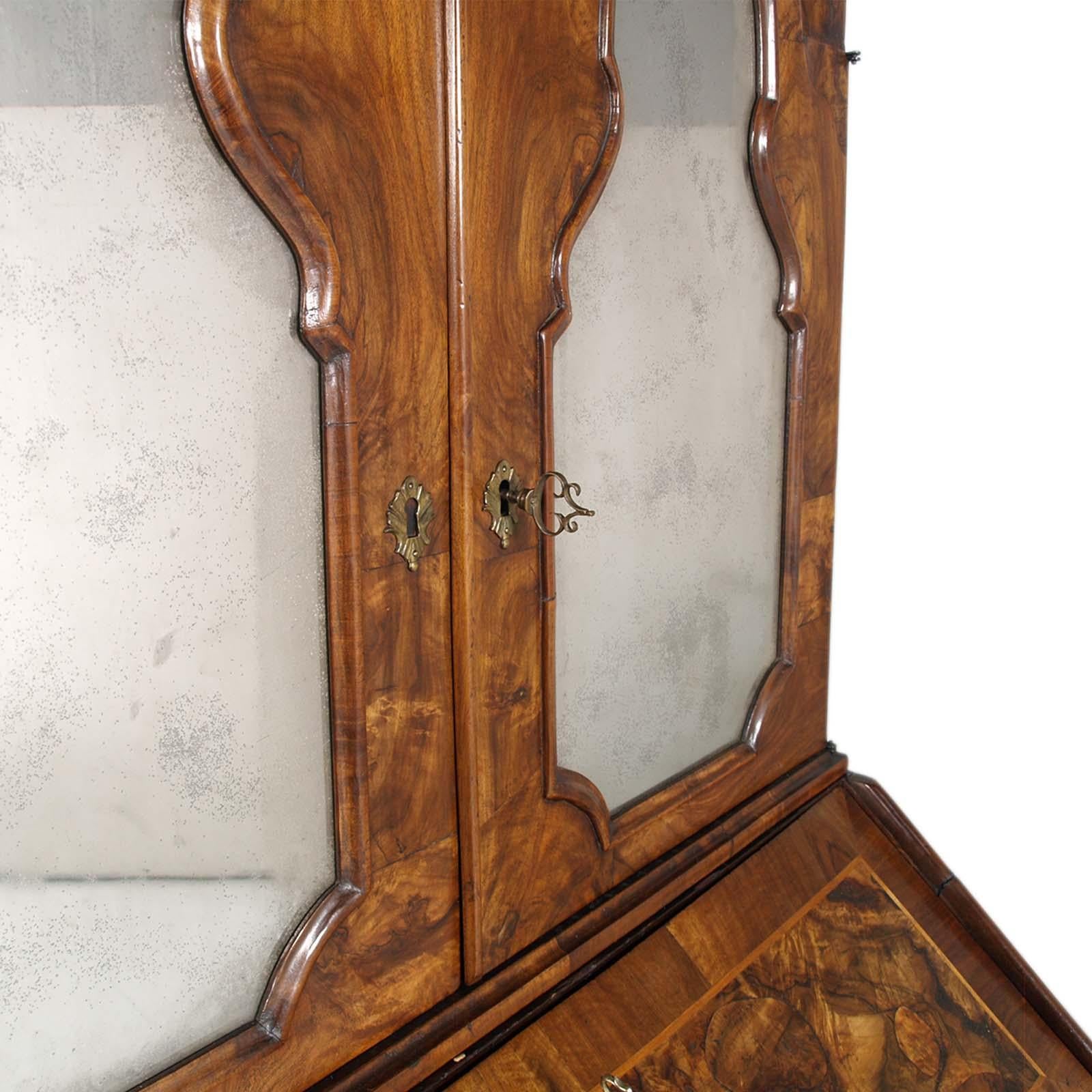 What makes this piece unique and special is its originali twist to the characteristic Secretaire, a must-have object among Venetian aristocratic families that could not be missing in their residences. The secretaire has two bodies, entirely in