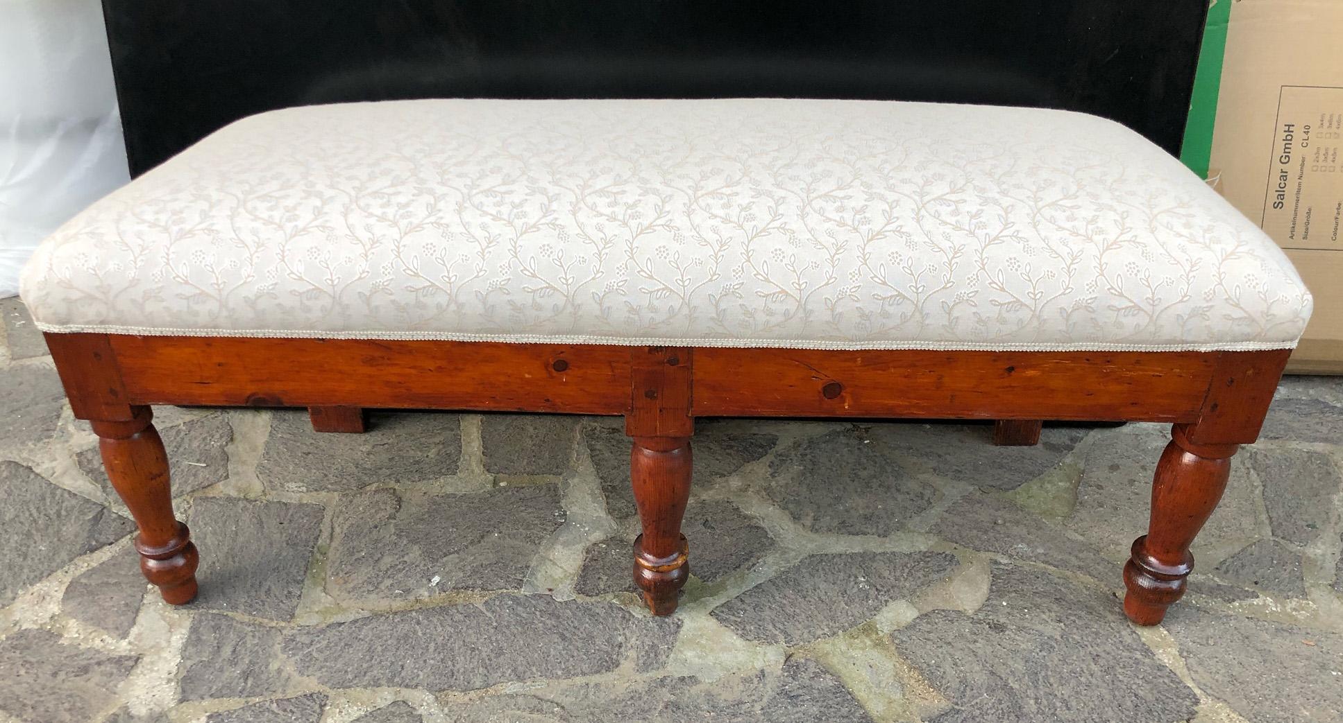 Original 1900 bedroom bench sofa in pine with new upholstery. 
The article used to be in a room at the end of the bed and was used to comfortably wear shoes and clothing.
 Later it was placed at the entrance of an important house in a waiting area