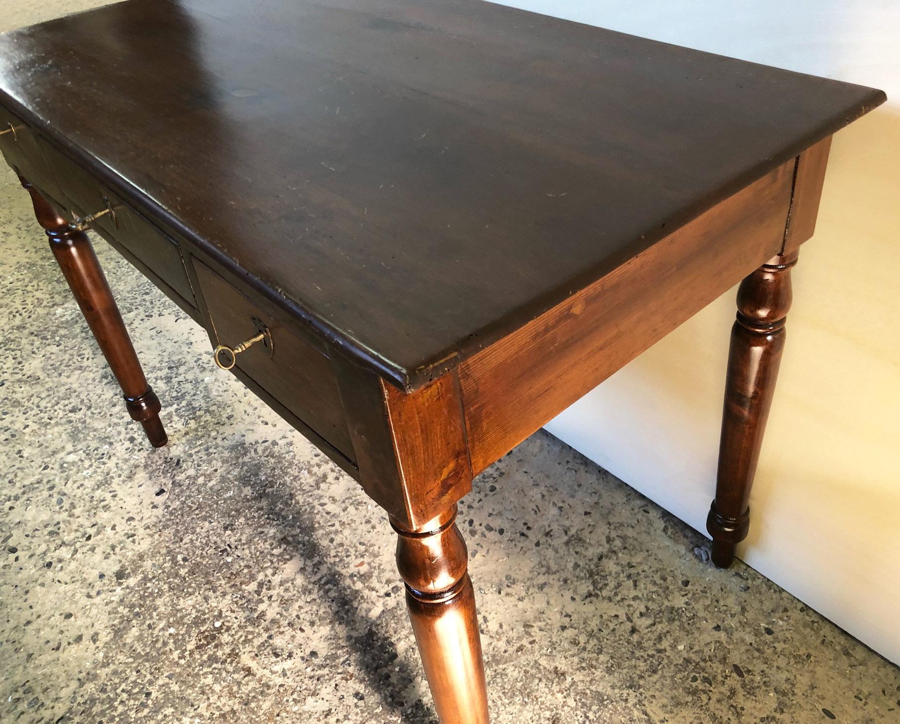 Original 1900 Italian desk in walnut and fir, with three drawers, turned leg.
It originally belonged to a family doctor's office.
They will be delivered in a specific wooden case for export, packed in bubble wrap.
Comes from an old country house in