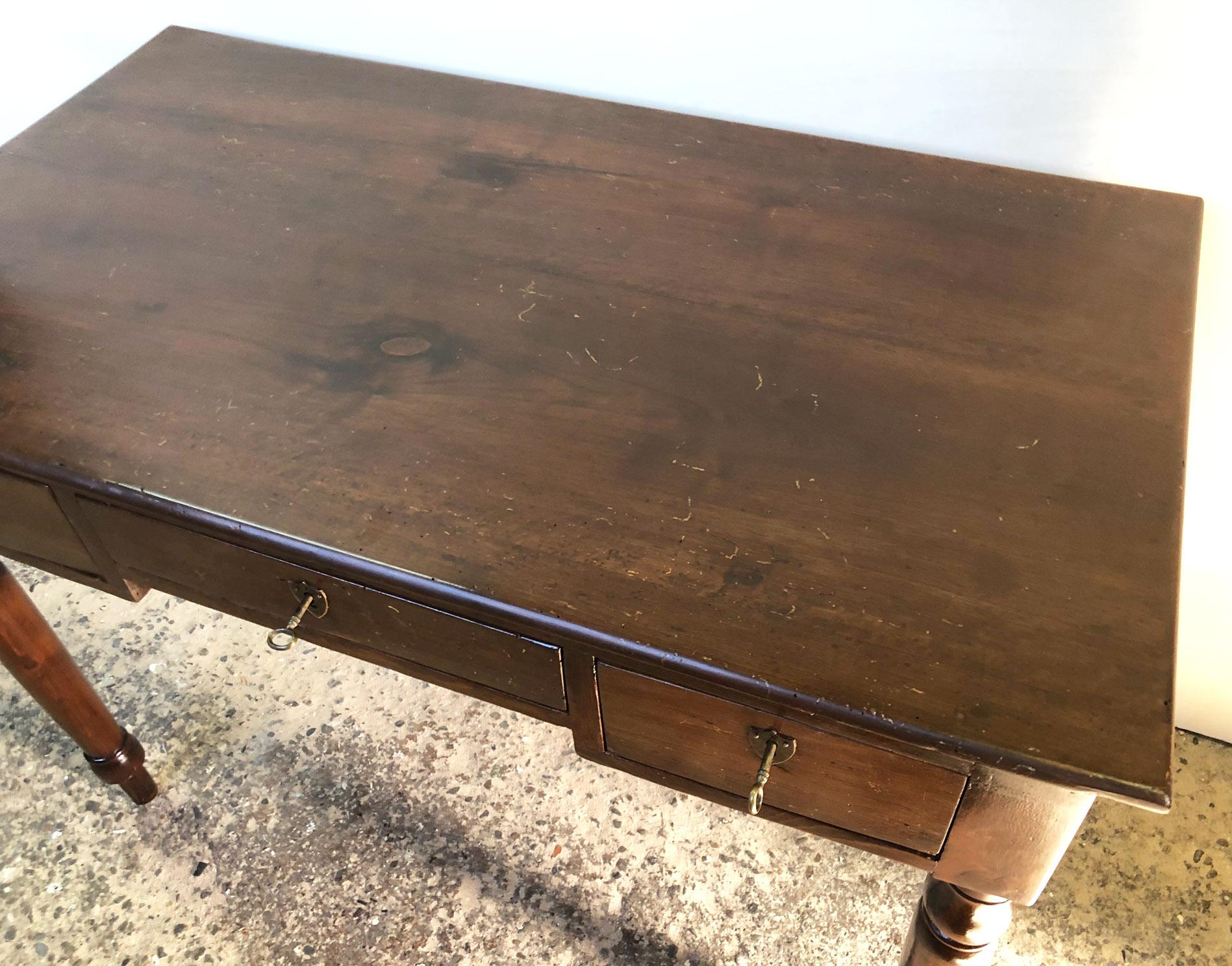 Italienischer Original-Schreibtisch aus Nussbaumholz und Fir, mit drei Schubladen, gedrechseltes Bein (Walnuss) im Angebot