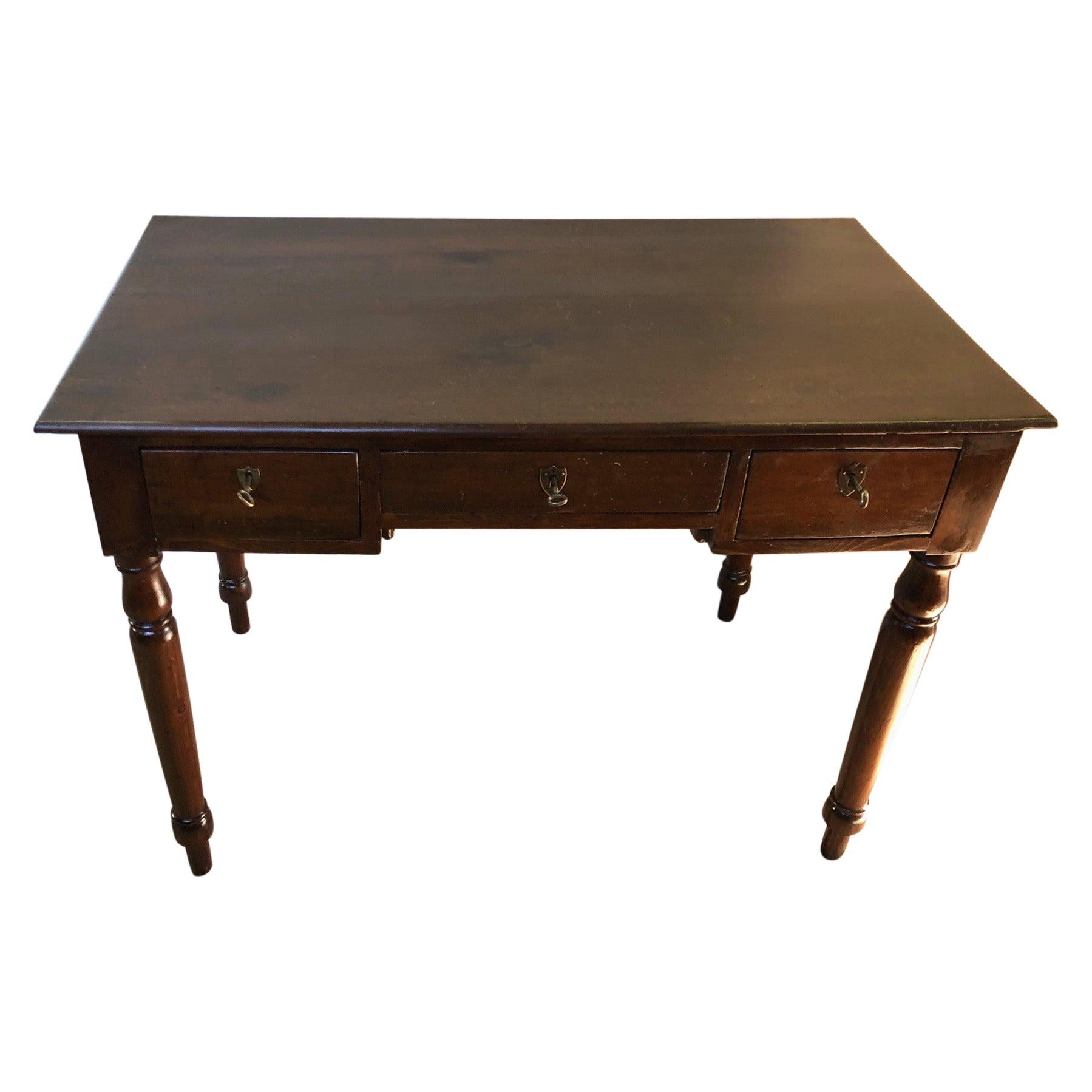 Italienischer Original-Schreibtisch aus Nussbaumholz und Fir, mit drei Schubladen, gedrechseltes Bein im Angebot