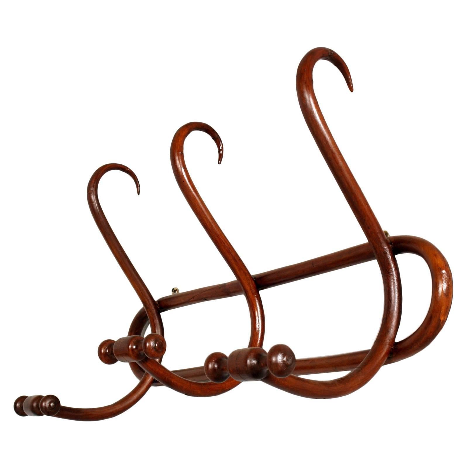 Elegant original early 20th century Art Nouveau bentwood wall coat rack by Thonet Vienna, in walnut, polished to wax. Excellent conditions.
Extremely rare unique piece.

Measures cm: H 45, W 75, D 25.