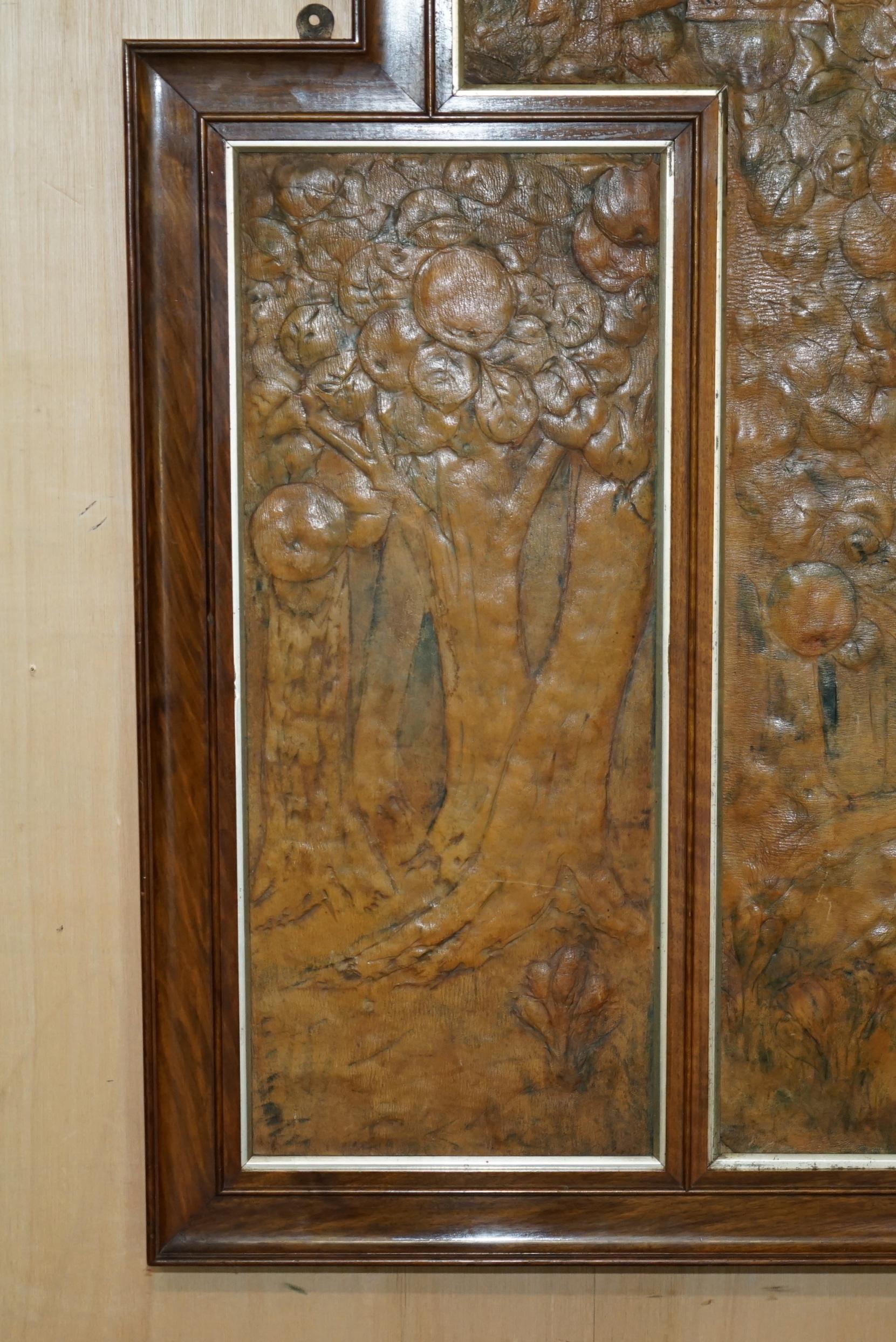 Royal House Antiques

Wir freuen uns, dieses atemberaubende, sehr einzigartige Original Ada Neville-Rolfe 1912 datierte Triptychon-Bild mit einem geflammten Mahagoni-Rahmen mit goldbestücktem Brett in drei ledergeprägten Tafeln, die Obstbäume