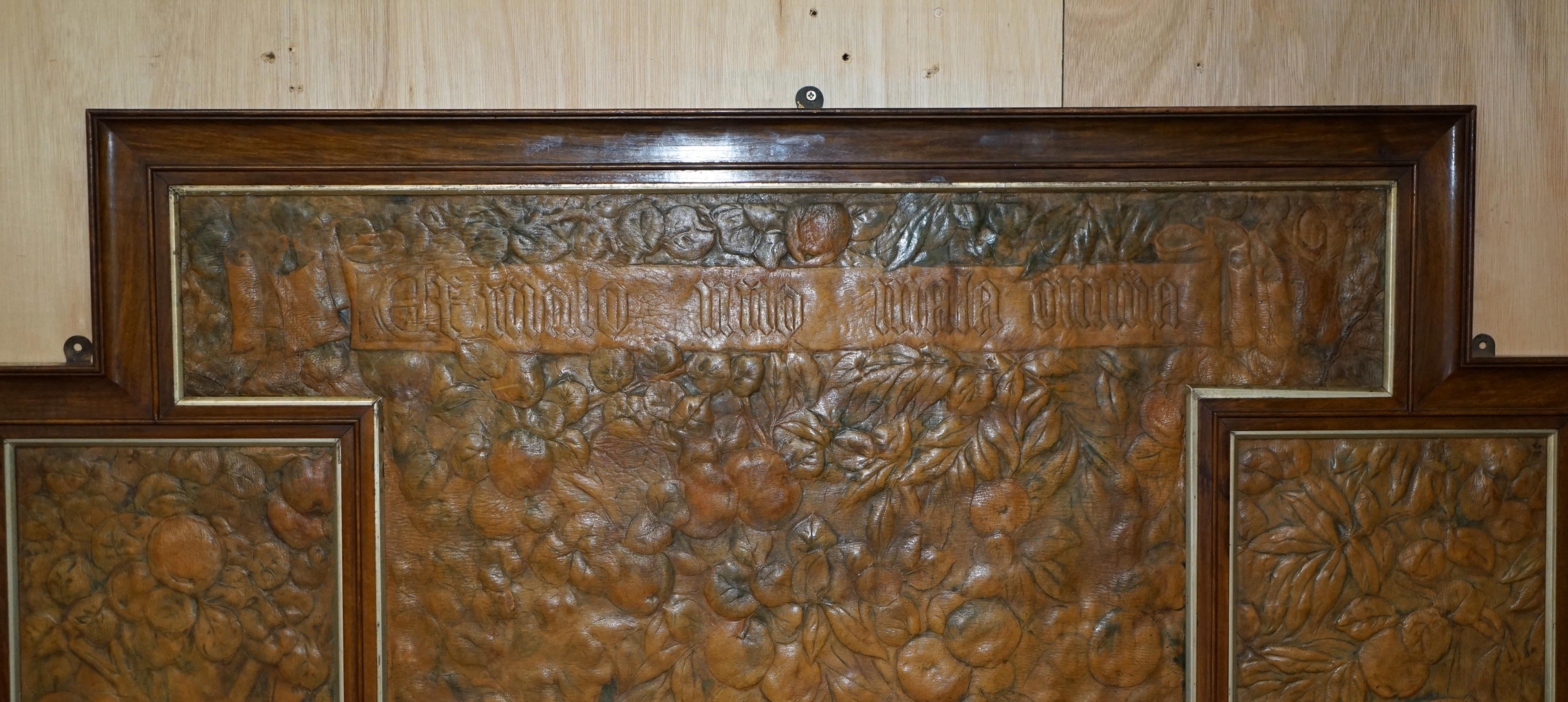 ORiGINAL 1912 ADA NEVILLE-ROLFE LEATHER EMBOSSED ART NOUVEAU HARDWOOD WALL PANEL (Handgefertigt) im Angebot