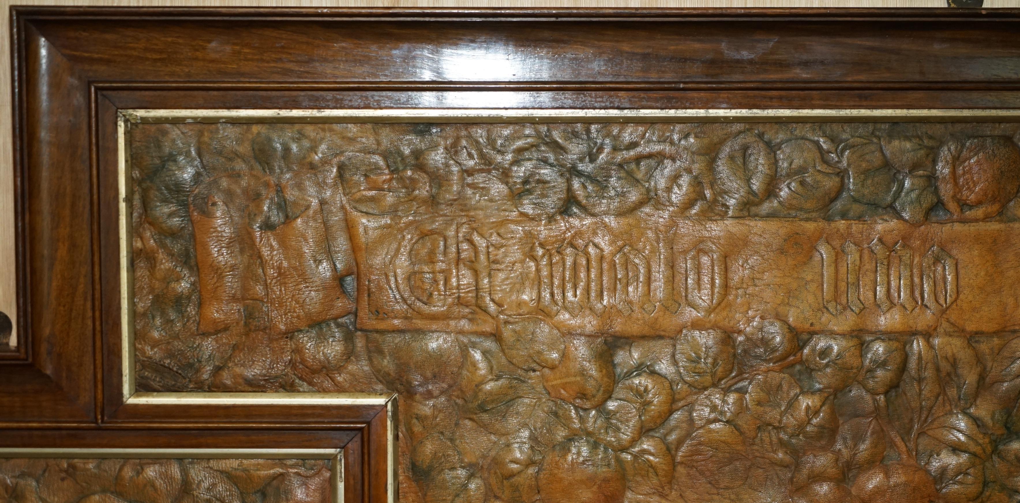 ORiGINAL 1912 ADA NEVILLE-ROLFE LEATHER EMBOSSED ART NOUVEAU HARDWOOD WALL PANEL im Zustand „Gut“ im Angebot in West Sussex, Pulborough