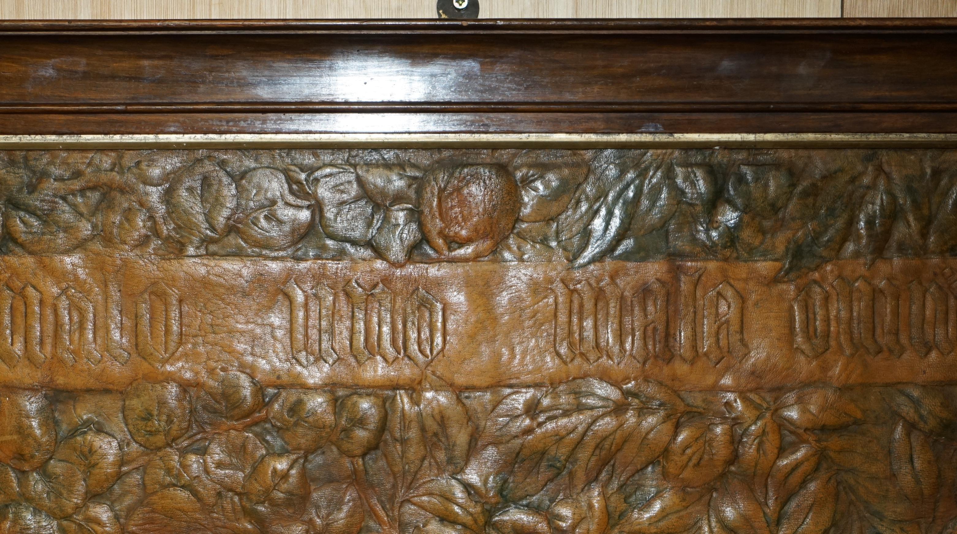 ORiGINAL 1912 ADA NEVILLE-ROLFE LEATHER EMBOSSED ART NOUVEAU HARDWOOD WALL PANEL (Frühes 20. Jahrhundert) im Angebot